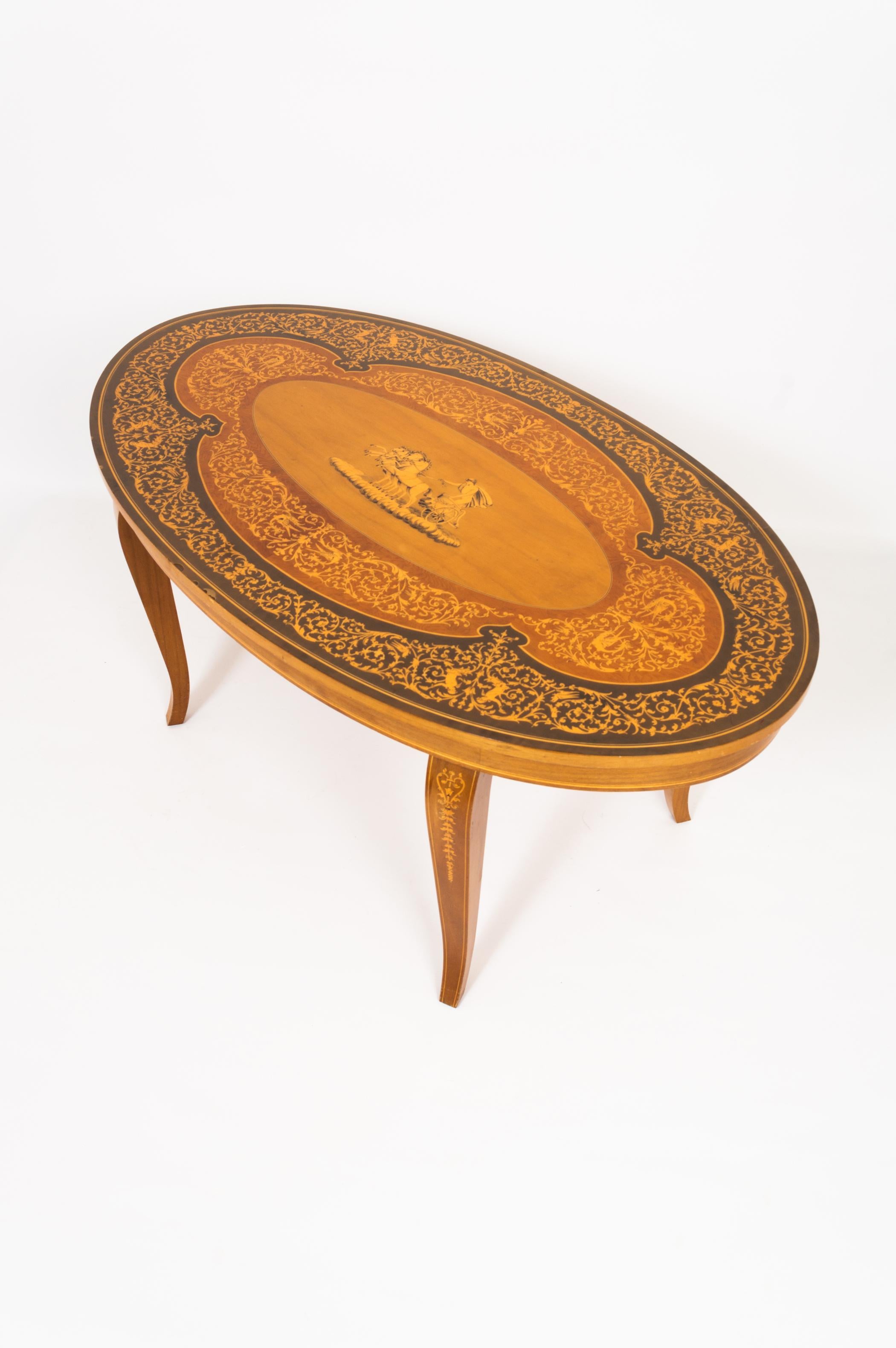 Una mesa de centro italiana que data de C.1960 Sorrento Italia. 
Intrincadas incrustaciones de detalles de marquetería en toda la pieza
En muy buen estado vintage, con pequeños signos de desgaste de la laca en un borde del tablero de la mesa. En