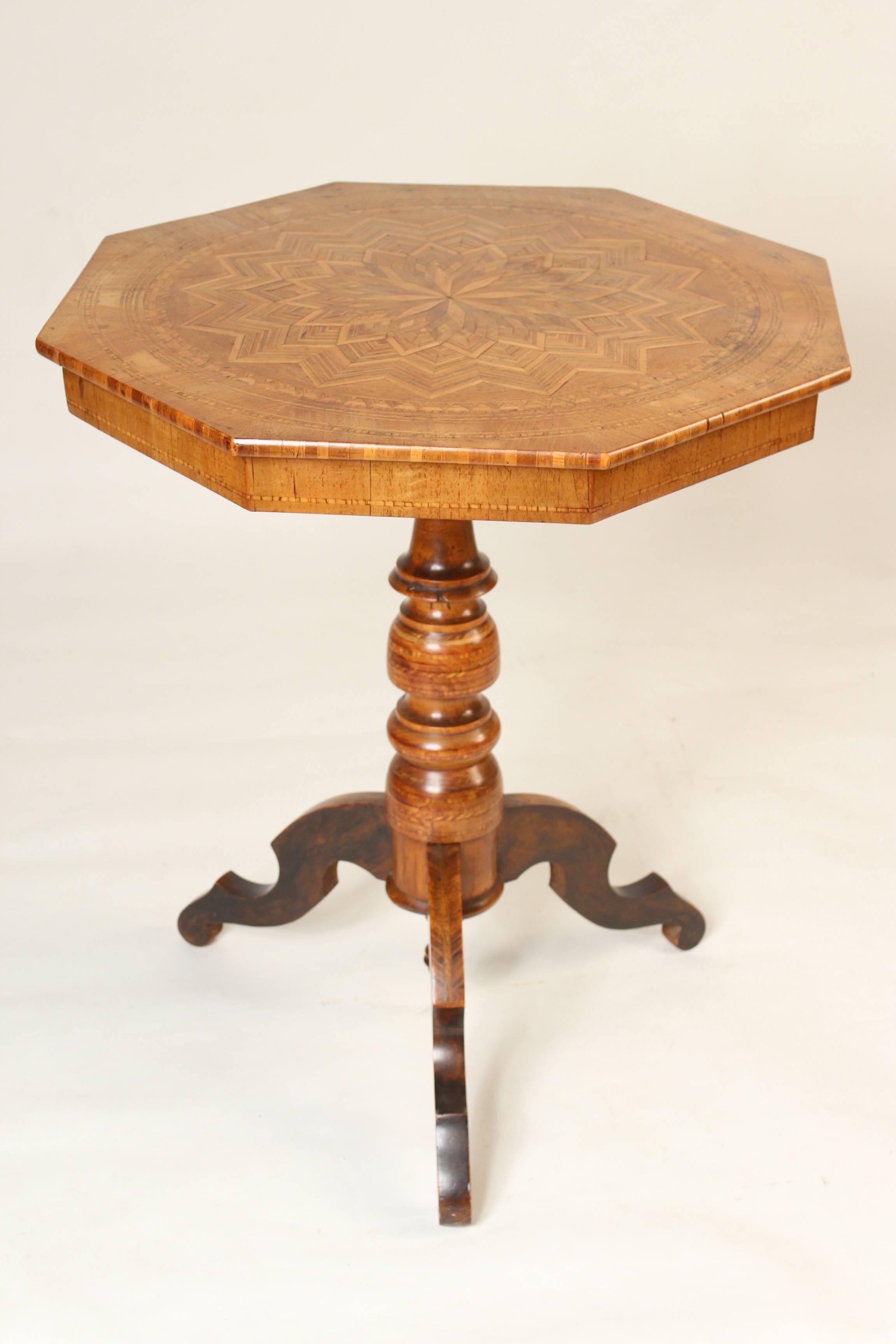 Italian inlaid octagonal pedestal occasional table, circa 1930-1950. Very fine quality inlay on the top, pedestal and feet.
