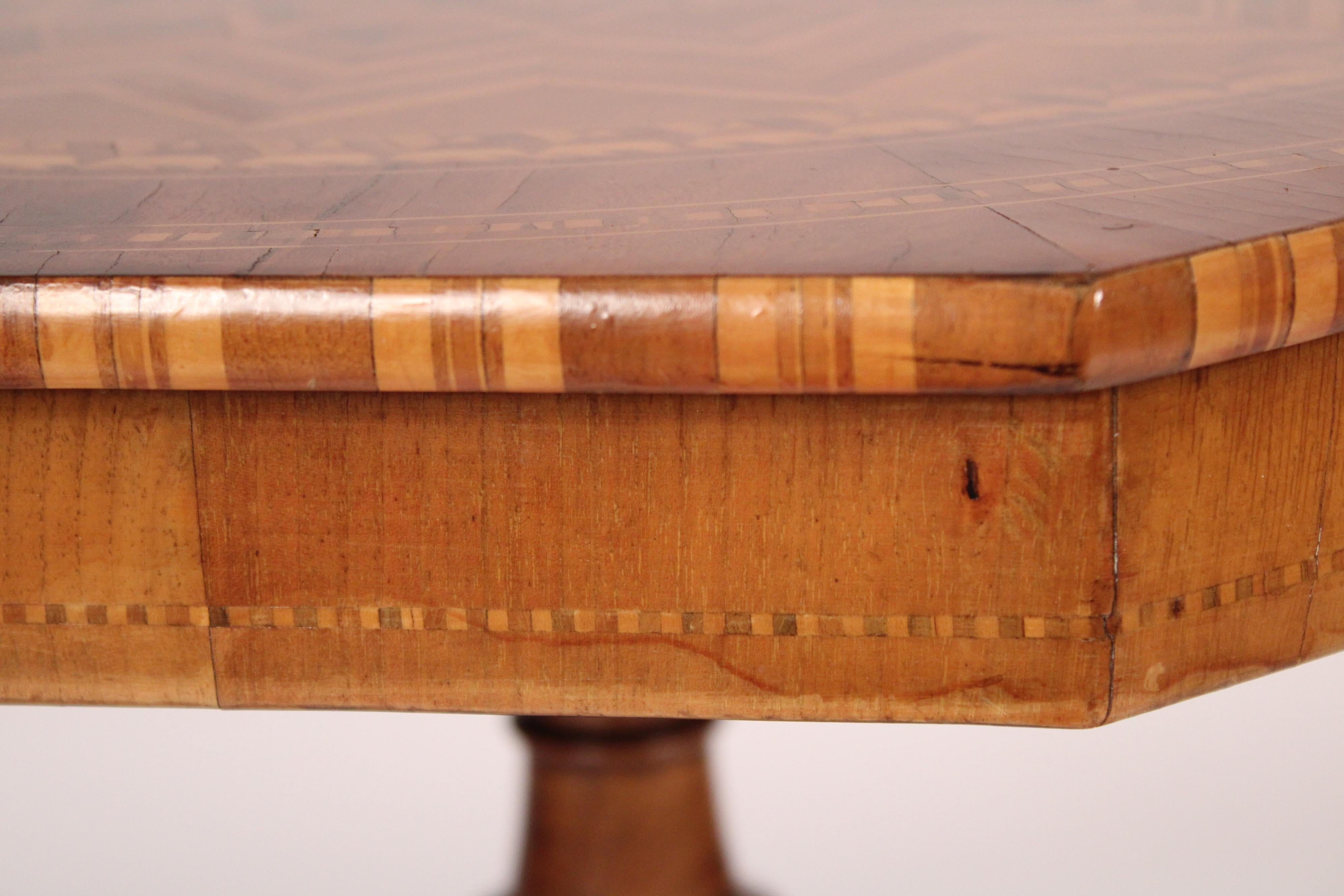 Italian Inlaid Side Table with an Octagonal Top For Sale 5