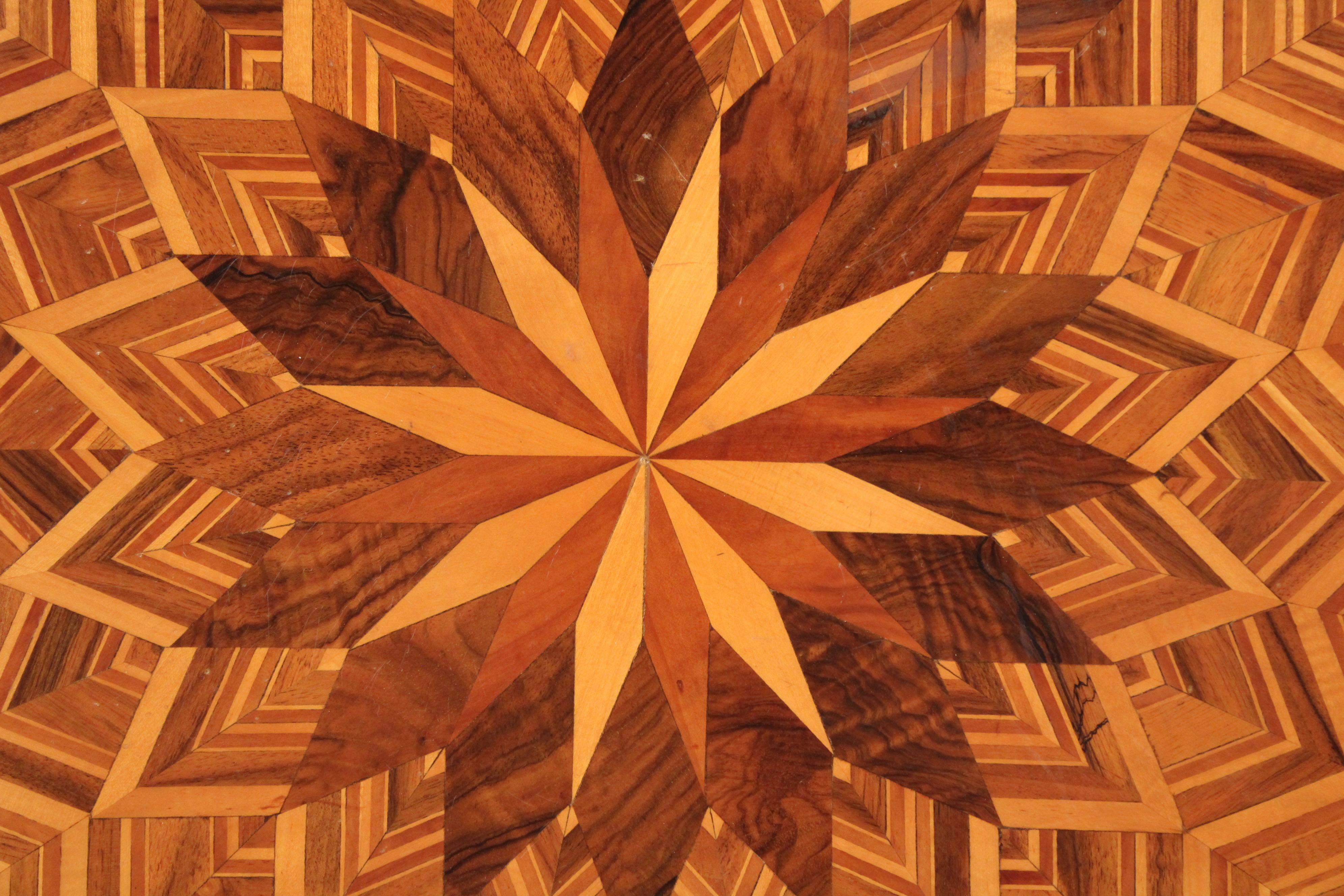 Italian Inlaid Side Table with an Octagonal Top For Sale 1