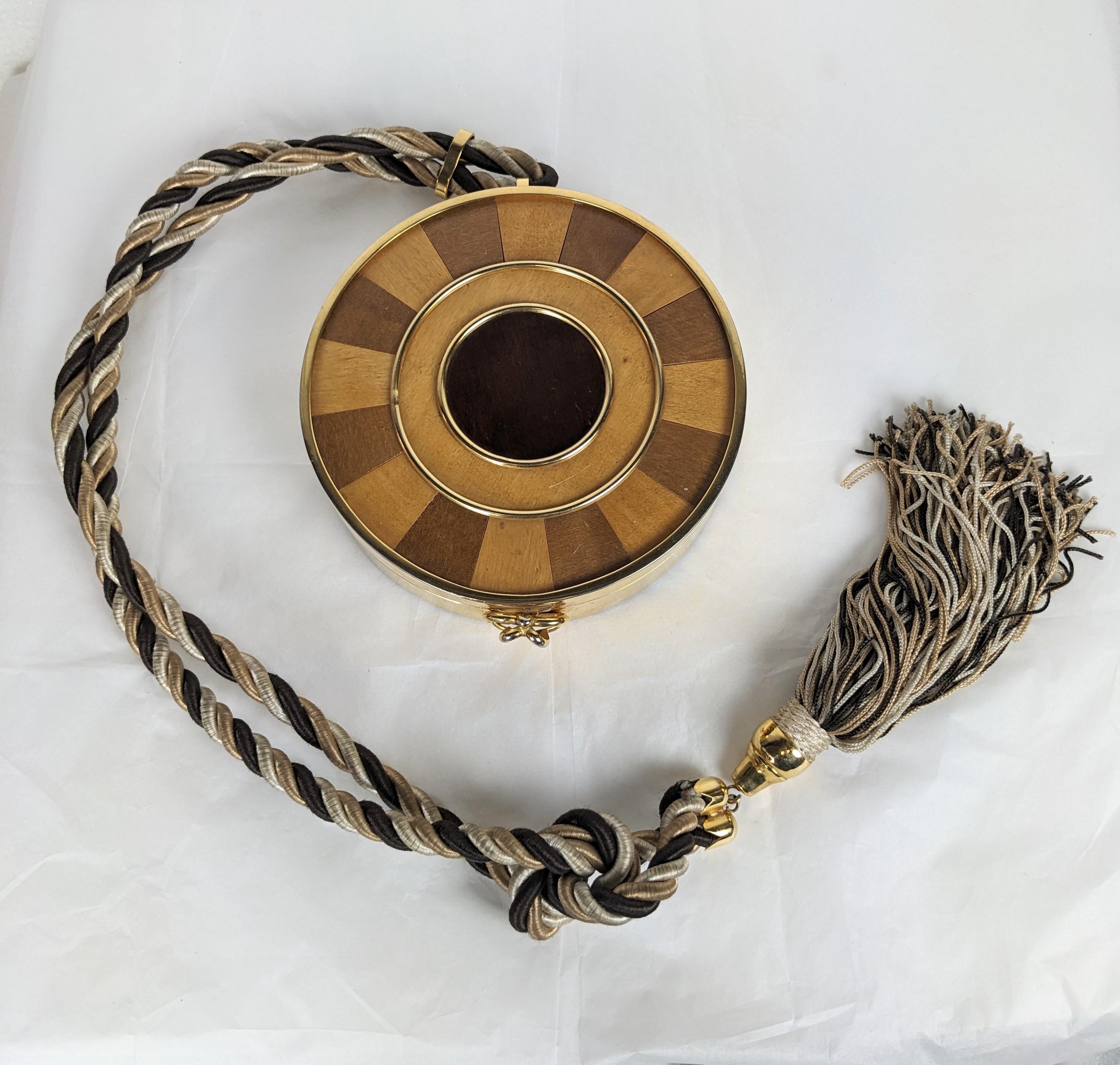 Italienische Intarsienholz-Minaudiere von Helietta Caracciolo aus den 1980er Jahren. Wunderbare Qualität aus italienischer Fertigung, bei der sowohl die Vorder- als auch die Rückseite mit verschiedenfarbigen Holzspleißen versehen sind. Innen gibt es