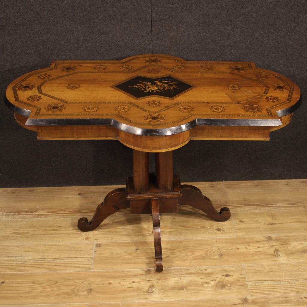 A beautiful Italian inlaid table from the 19th century.

Particular Italian table from the second half of the 19th century. Mobile carved einlaid up solid wood in various essences valuable including walnut, maple, Beech tree, ebonized wood and