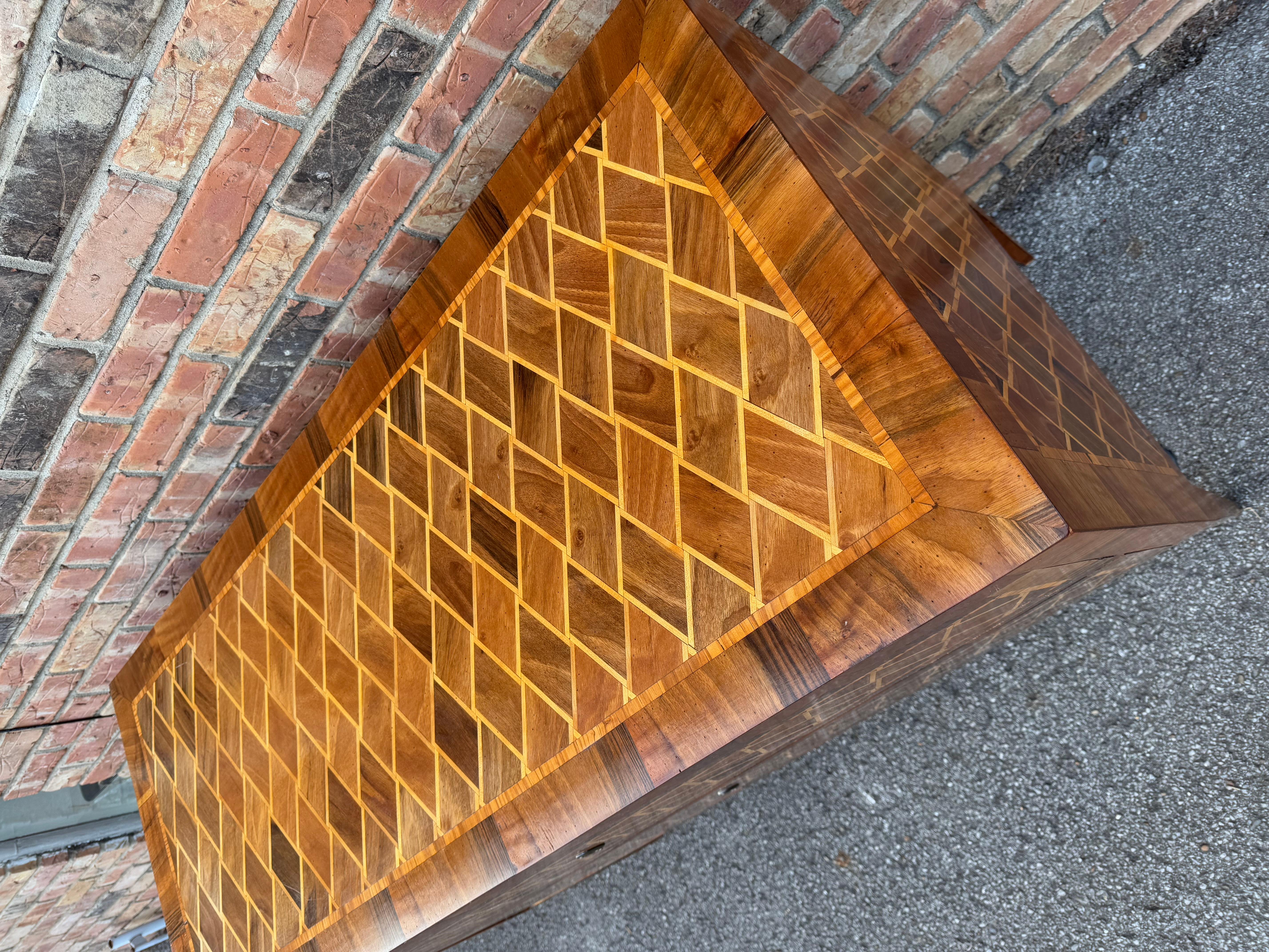 Italiano Comò/cassa in legno intarsiato italiano in vendita