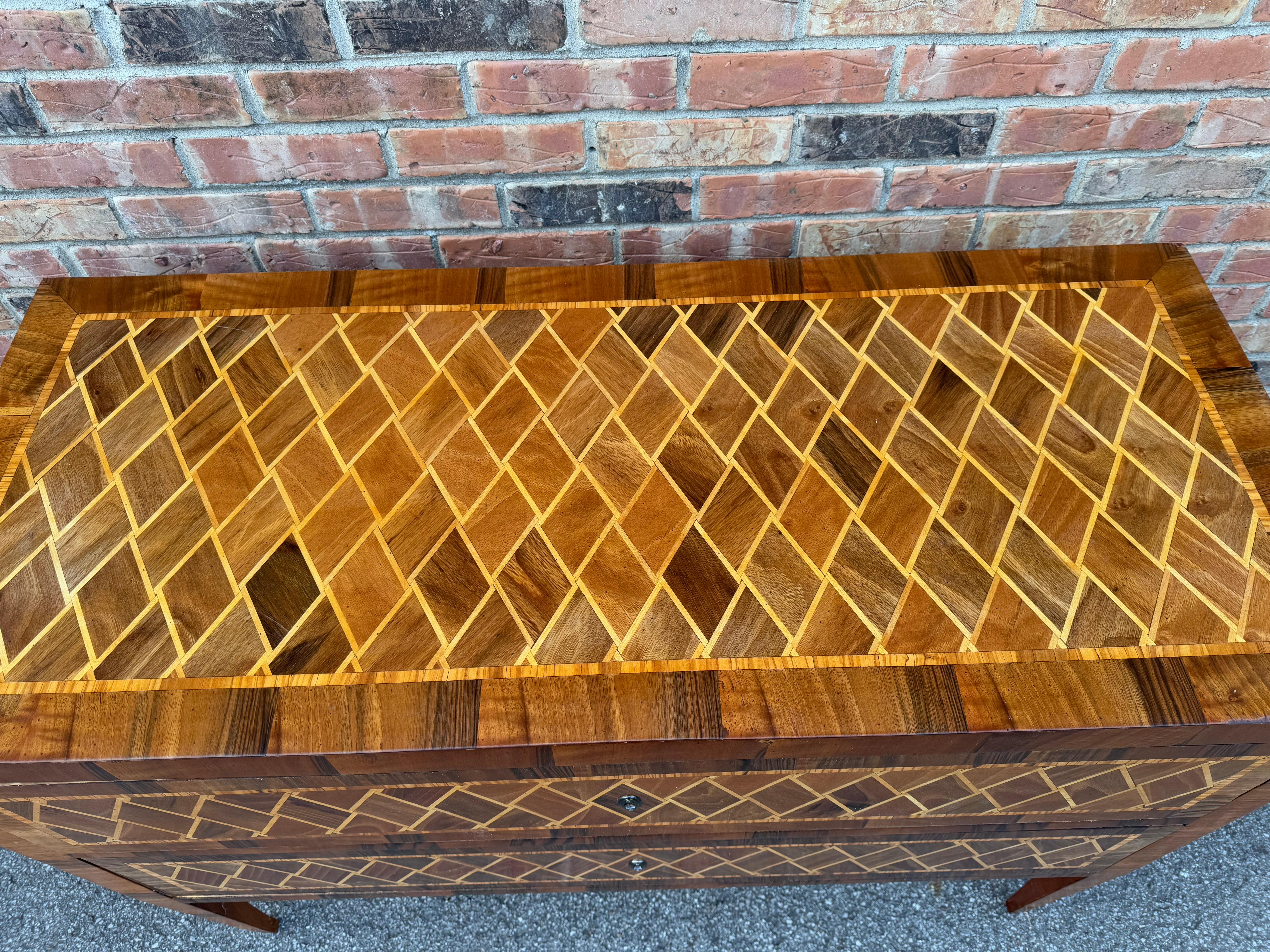 Comò/cassa in legno intarsiato italiano In condizioni buone in vendita a Nashville, TN