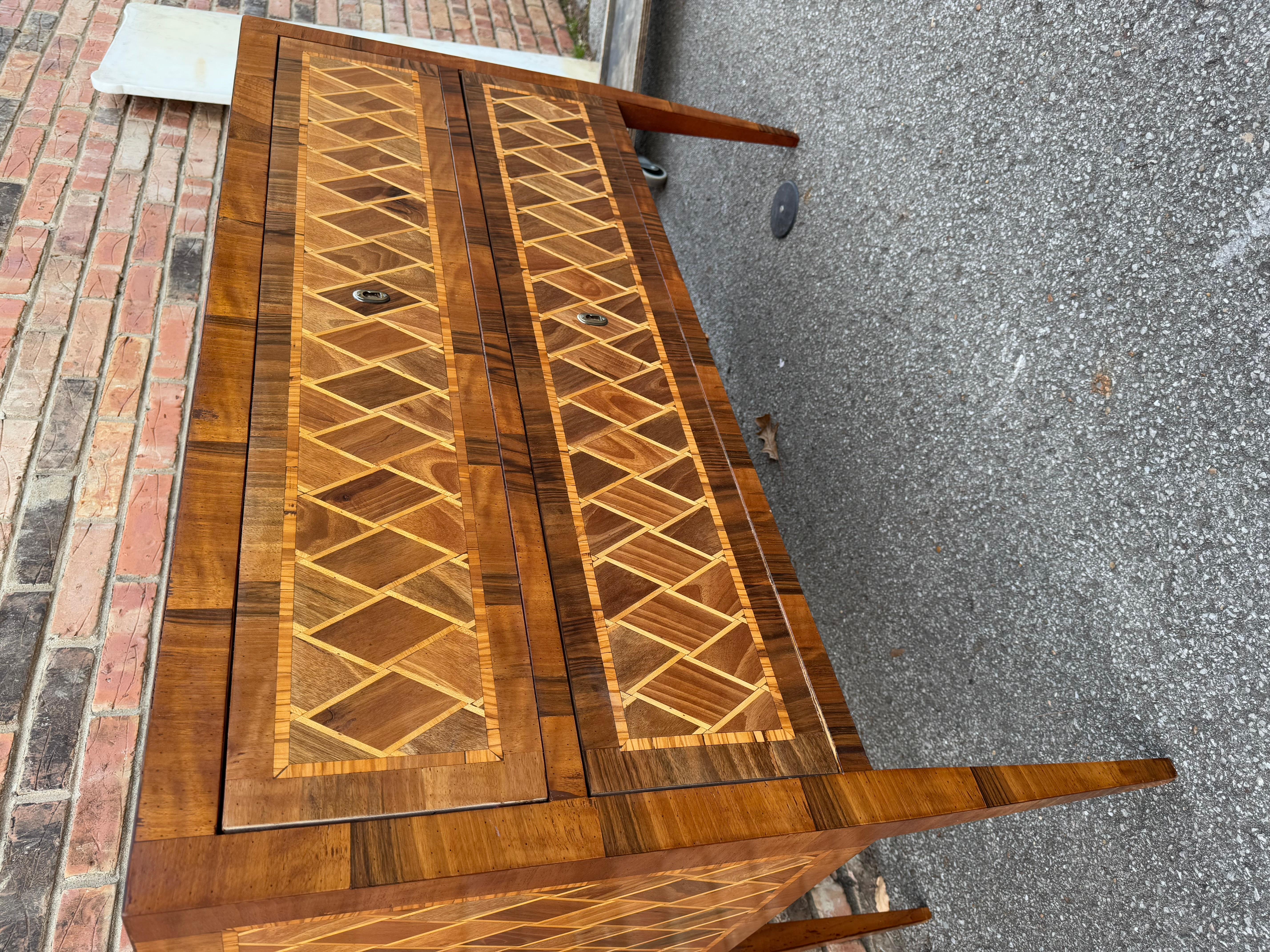 XXI secolo e contemporaneo Comò/cassa in legno intarsiato italiano in vendita