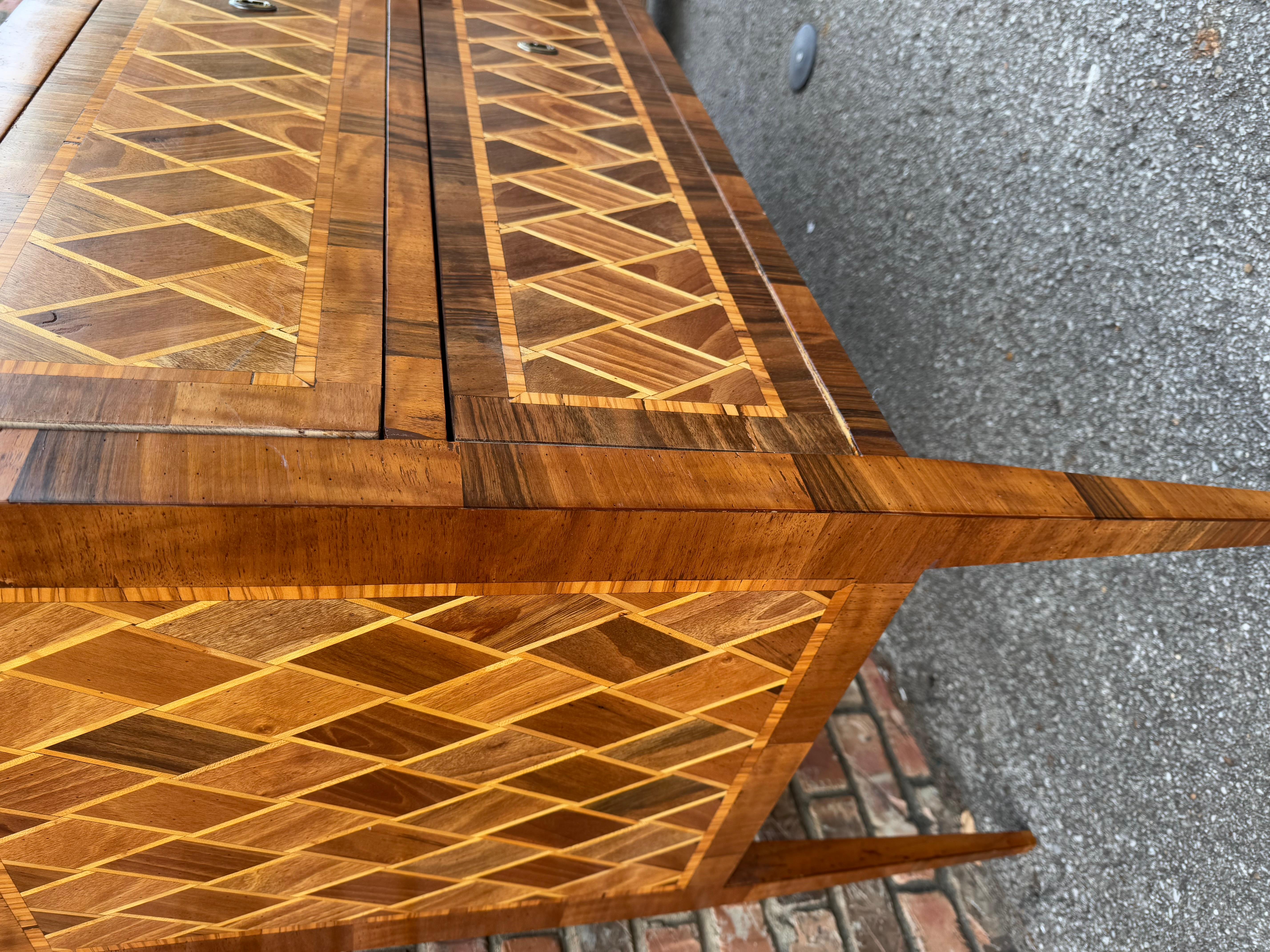 Acrilico Comò/cassa in legno intarsiato italiano in vendita