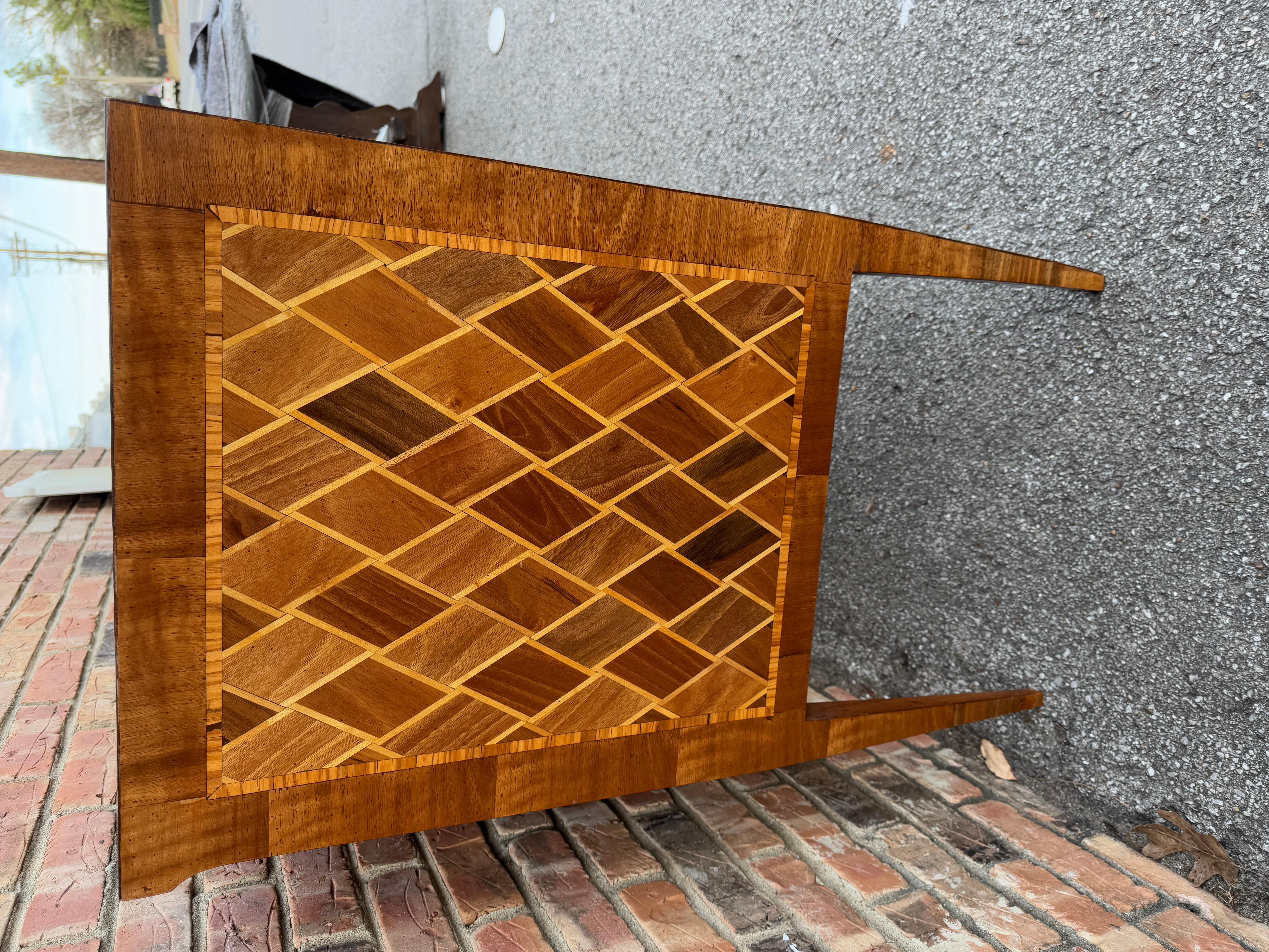 Comò/cassa in legno intarsiato italiano in vendita 1