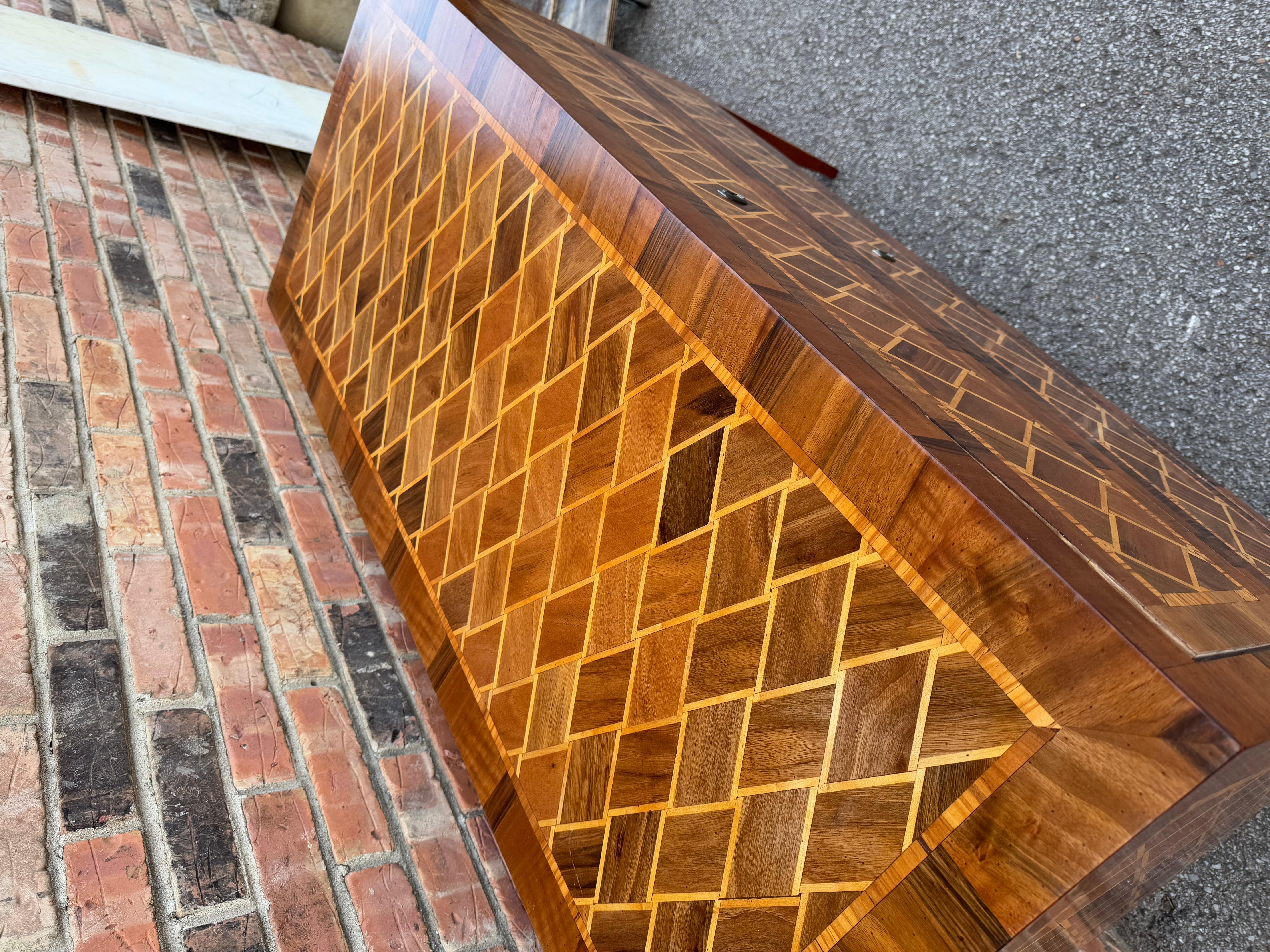 Comò/cassa in legno intarsiato italiano in vendita 2