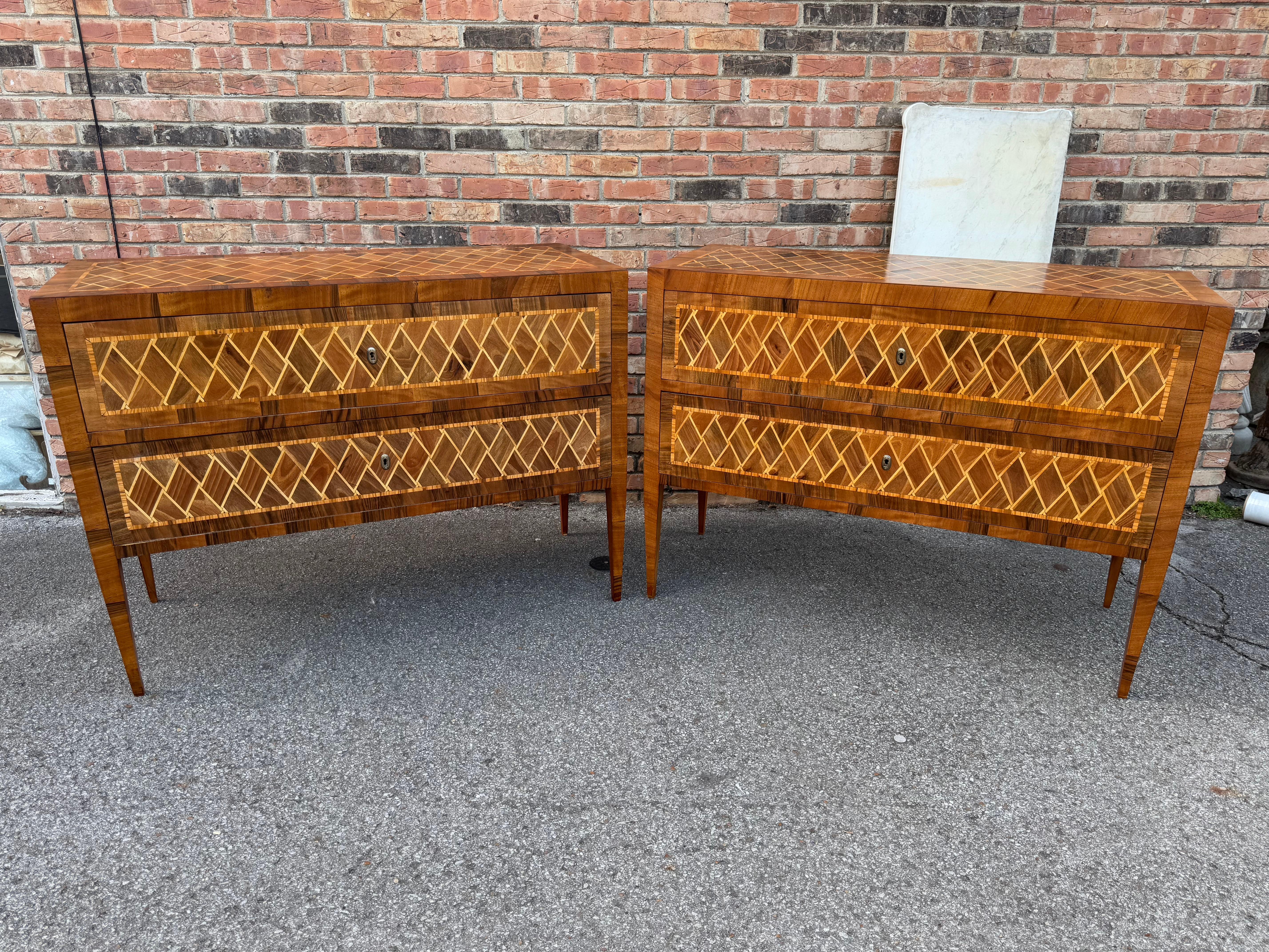 Comò/cassa in legno intarsiato italiano in vendita 3