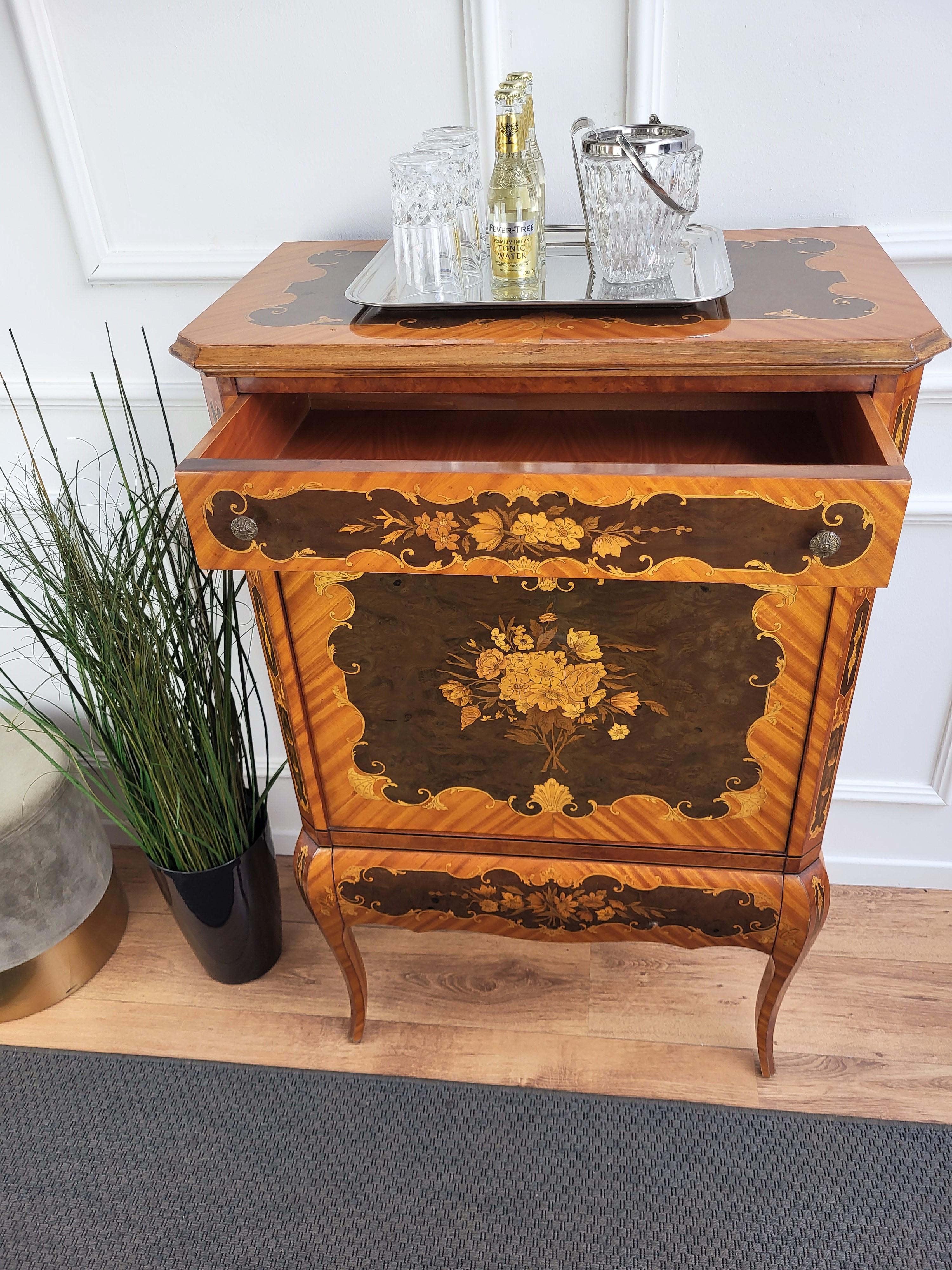 Italian Inlay Marquetry Walnut Burl Dry Bar Cabinet Mirrors and Slant Front In Good Condition In Carimate, Como