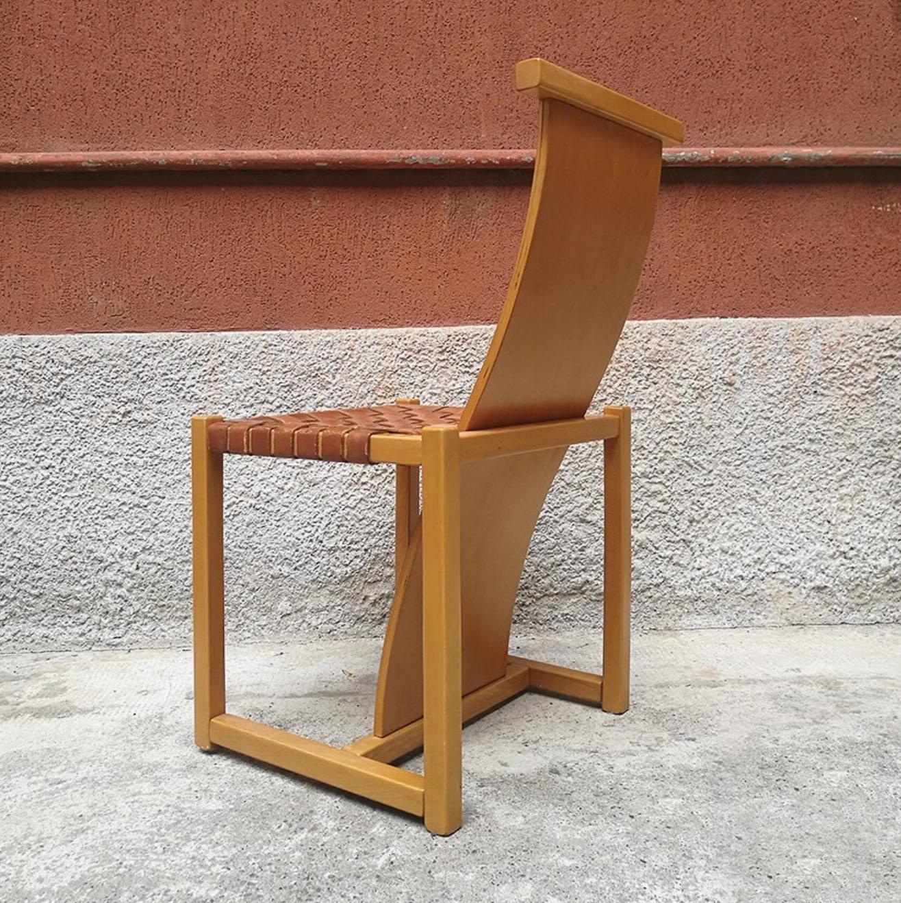 Italian interwined leather and beech chair from 1980s
Rare Italian chair in beech, with a cognac interwined leather as a seating.
Structure in solid wood, with backrest and seat in curved beech plywood.
This set is in perfect original conditions