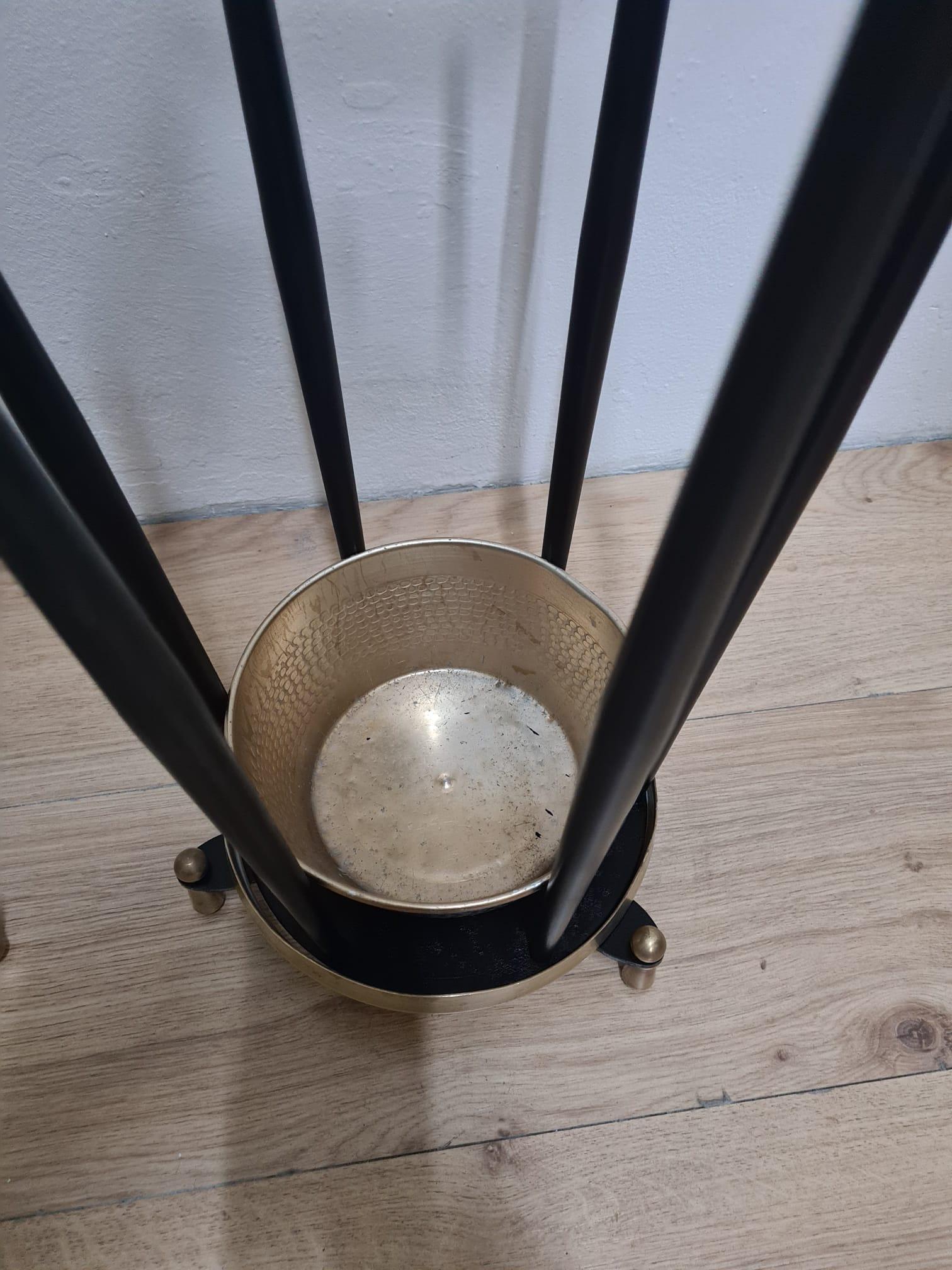 Moderne Stand Umbrella italien en fer et laiton des années 1960 en vente