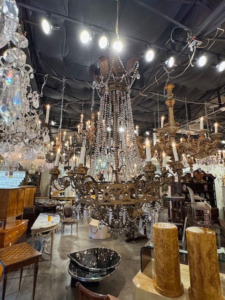 Grande lampadario in ferro e cristallo del XIX secolo proveniente dalla Toscana. Circa 1880. Il lampadario è stato ricablato professionalmente e viene fornito con catena e baldacchino coordinati. È pronto per essere appeso! 60h x 42w