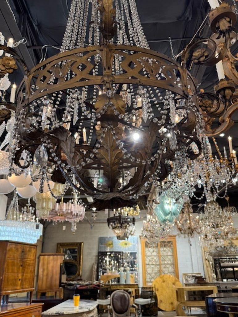 Lampadario italiano in ferro e cristallo in vendita 1