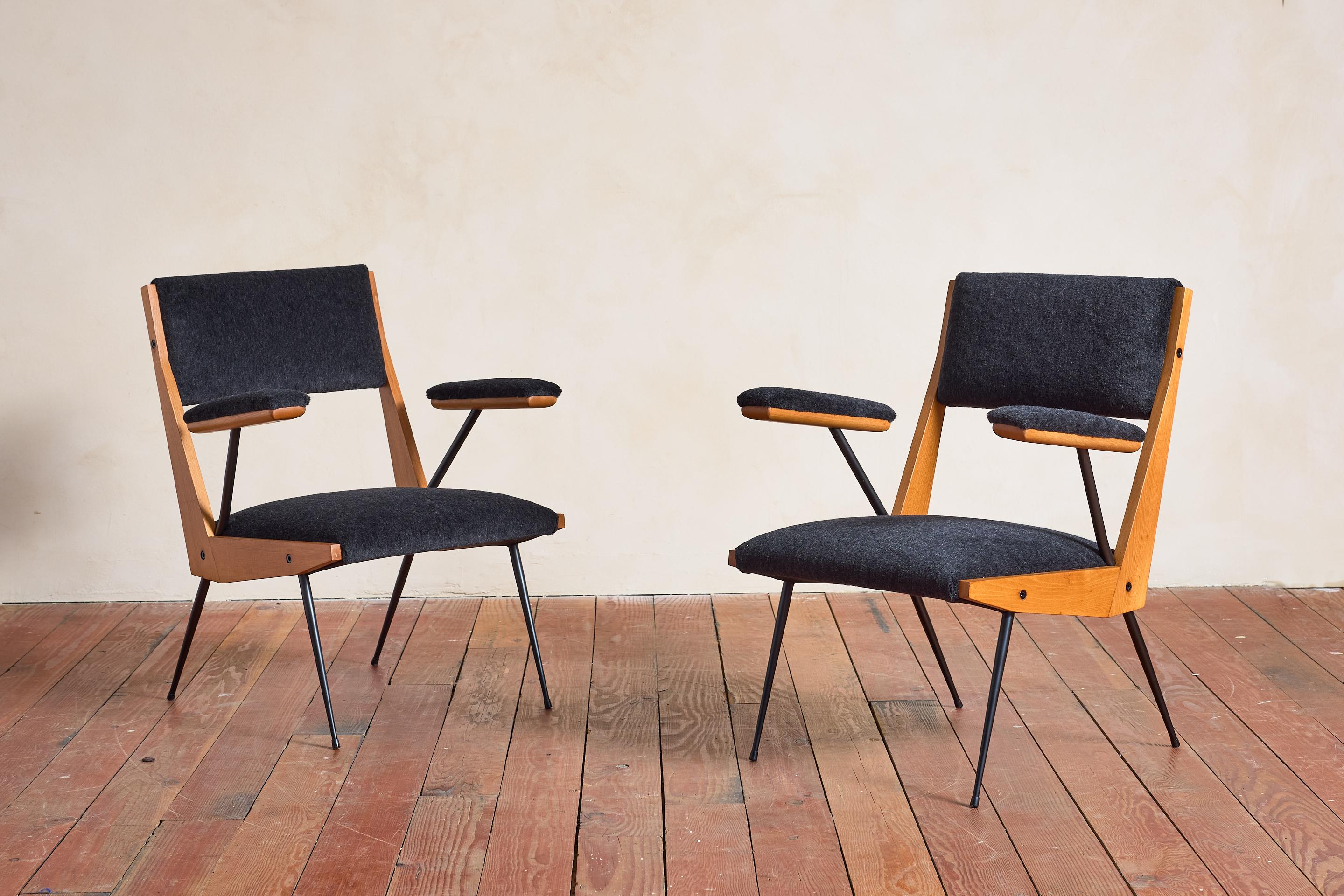 Angular pair of Italian Armchairs in black iron and beech wood
Italy, 1950's

Beech wood frame with thick sides and floating arms 

Reupholstered in luxurious Belgian Black Mohair 