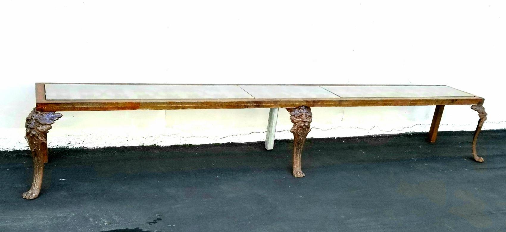 Grand banc en fer italien conçu par Gimo Fero. Les sièges sont en plexiglas d'un quart de pouce, les pieds de l'arbre à l'avant sont des gargouilles en fonte d'origine Venation.  et le bon goût  a fait de ce banc en fer une pièce unique.
Expédition