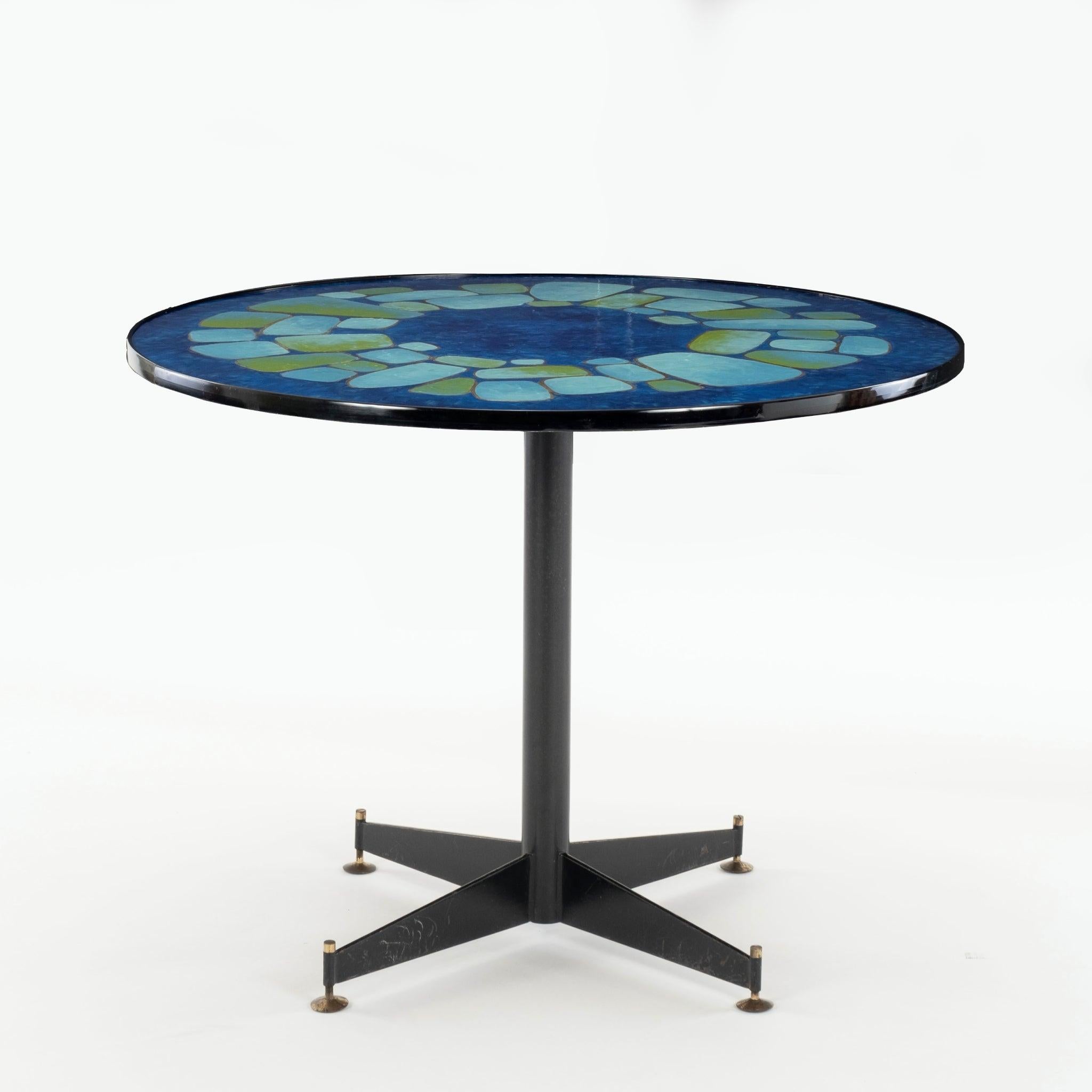 Tavolo da centro italiano degli anni '60 attribuito a Ignazio Gradella con base in ferro nero con sabot in ottone che sostiene un piano smaltato multicolore e blu misto.