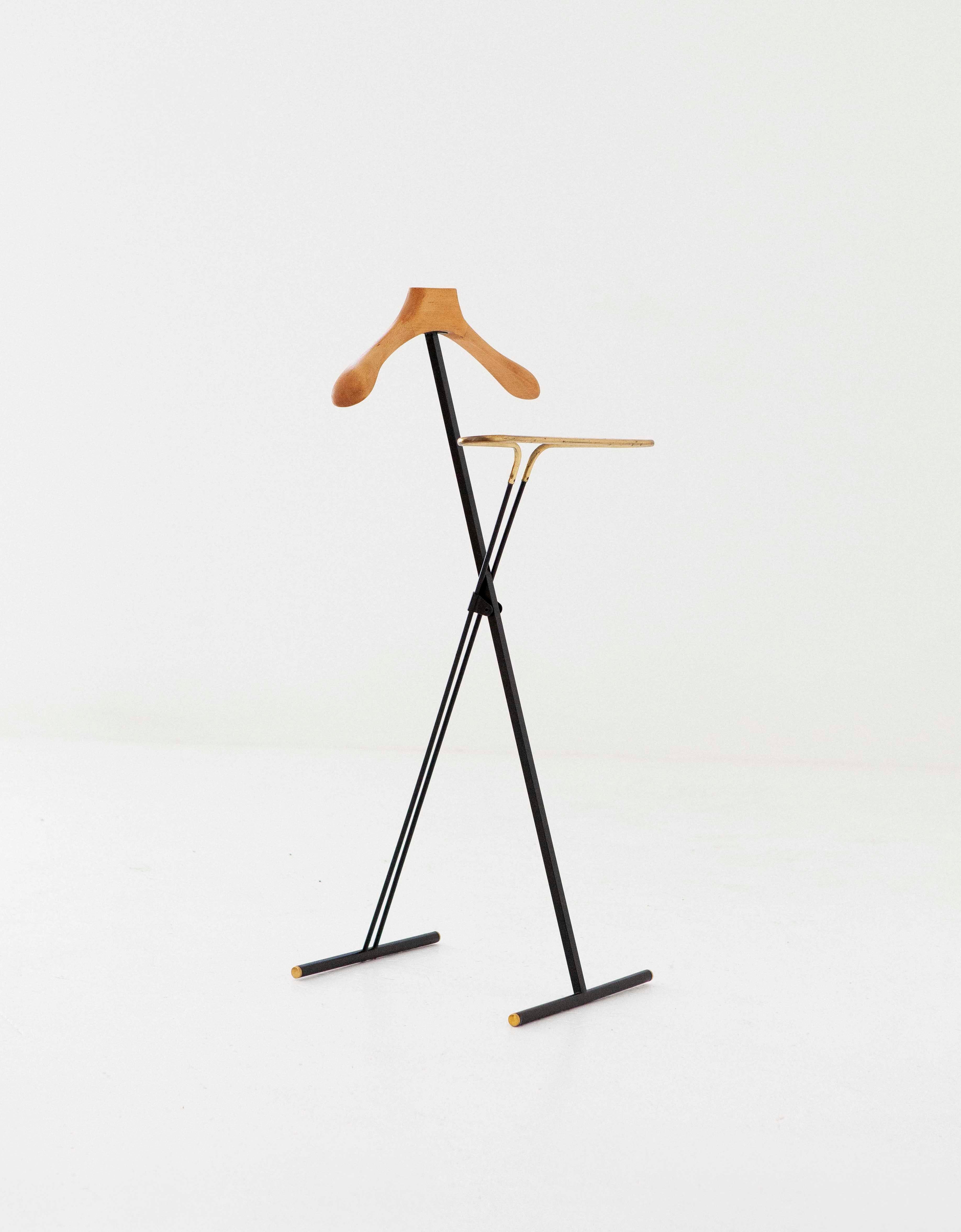 A modern coat stand manufactured in Italy in 1950s.
Made of brass, wood and black enameled iron.
Fully restored, only the brass is with its original patina.