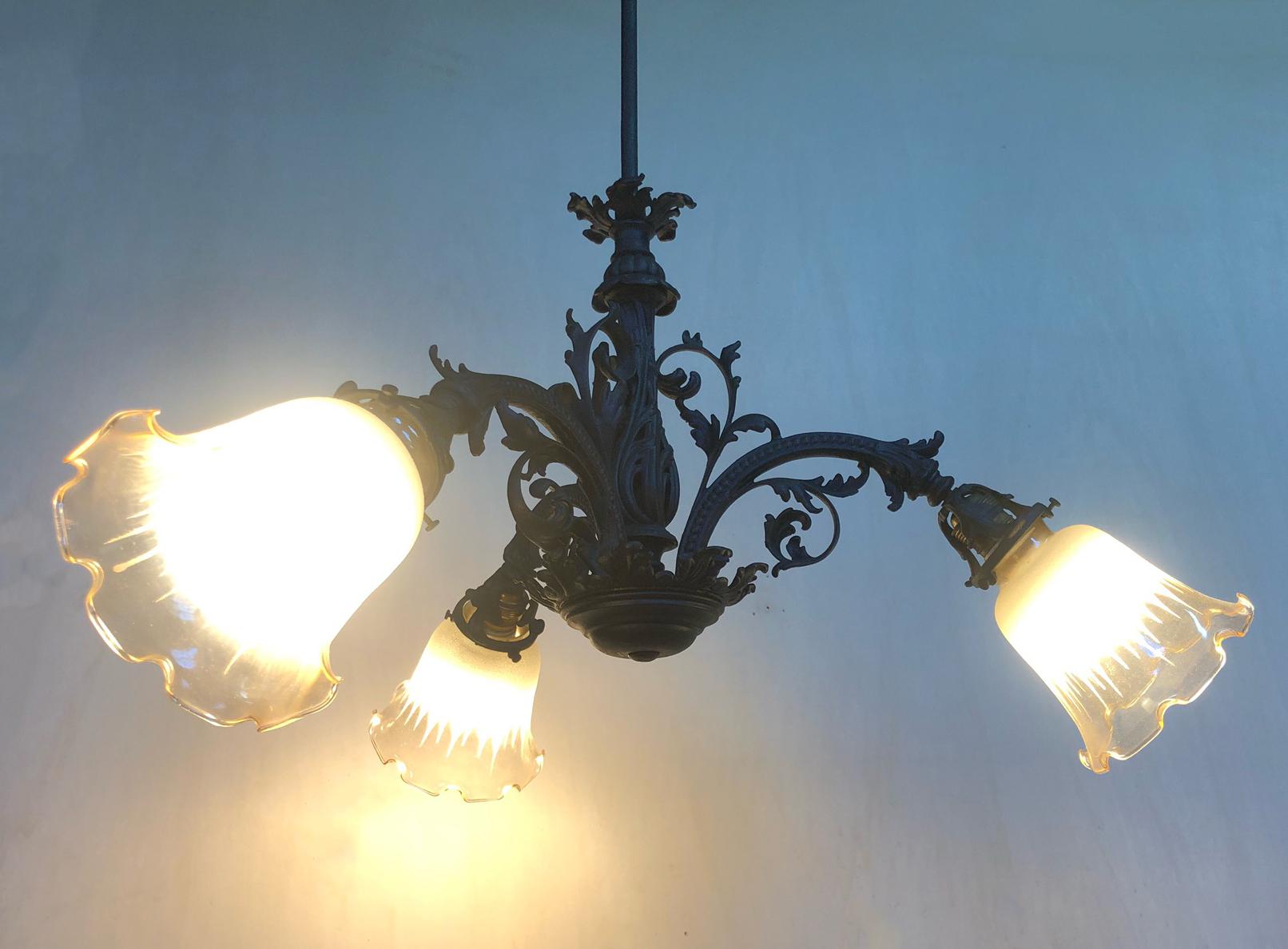 Italian Iron Chandelier with 3 Lights For Sale 4