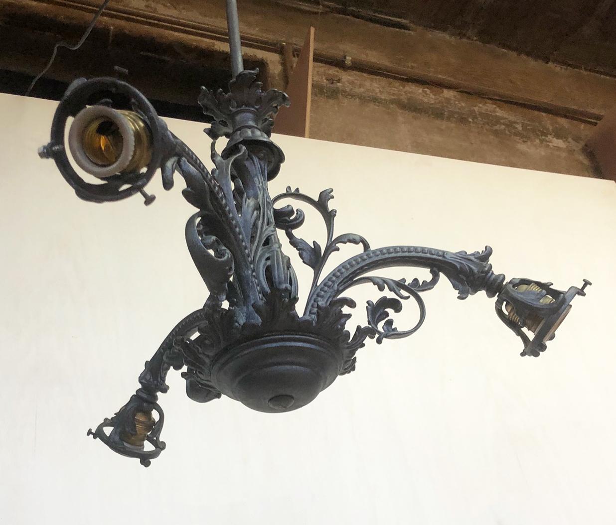Mid-Century Modern Italian Iron Chandelier with 3 Lights For Sale