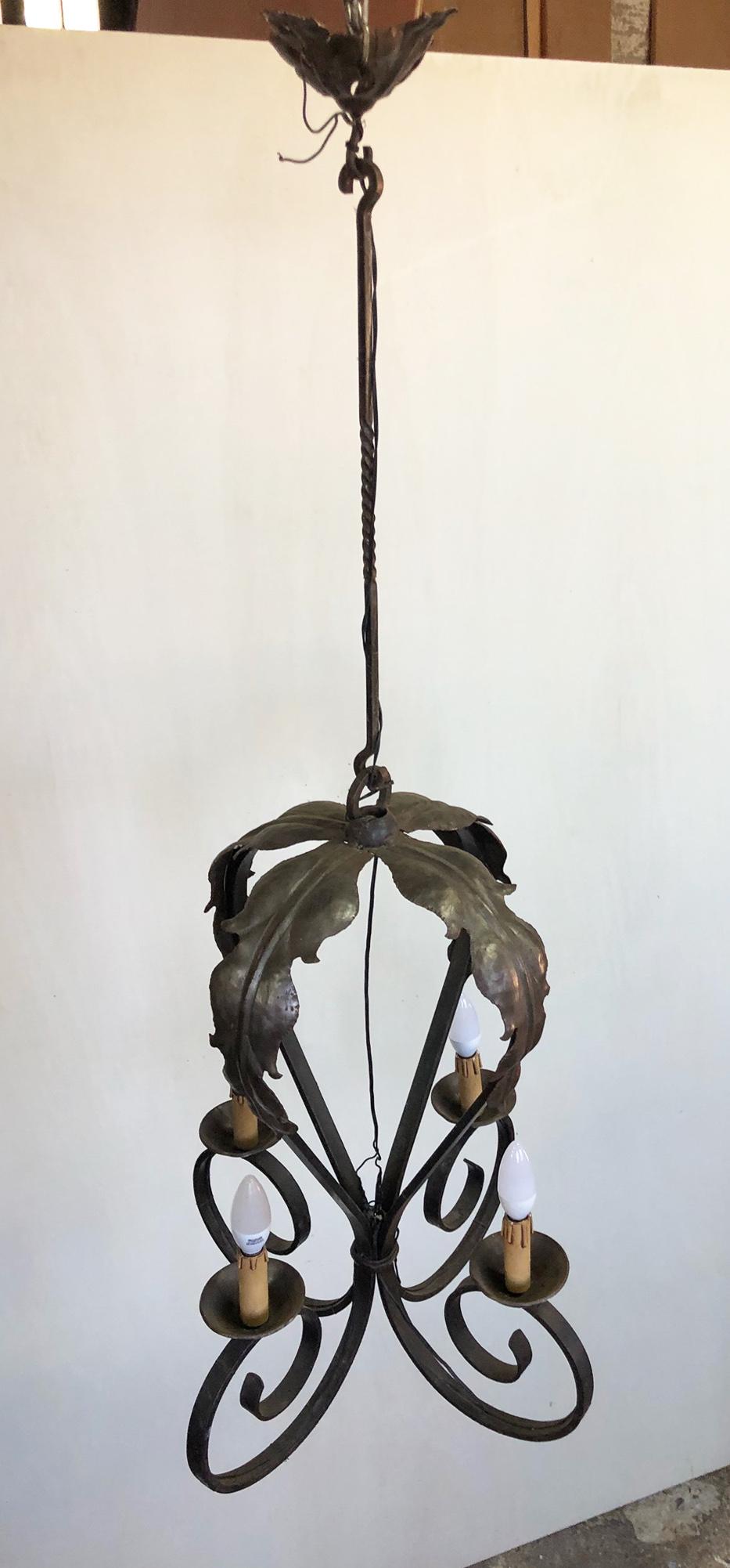 Italian iron chandelier with 4 lights very strong.
Original from 1970. 
Very beautiful special iron patinated.
Comes from an old city villa in the Garfagnana area of Tuscany.
As shown in the photographs and videos, there are some small imperfect