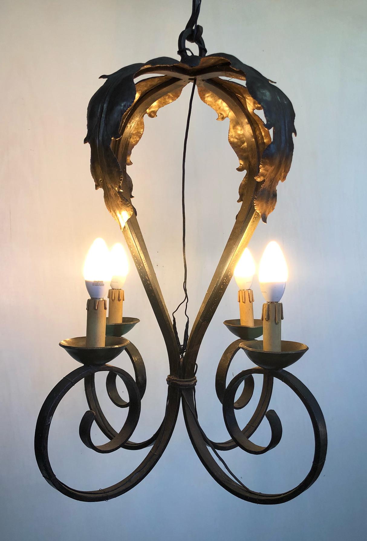 Mid-Century Modern Lustre italien en fer avec 4 lampes en vente