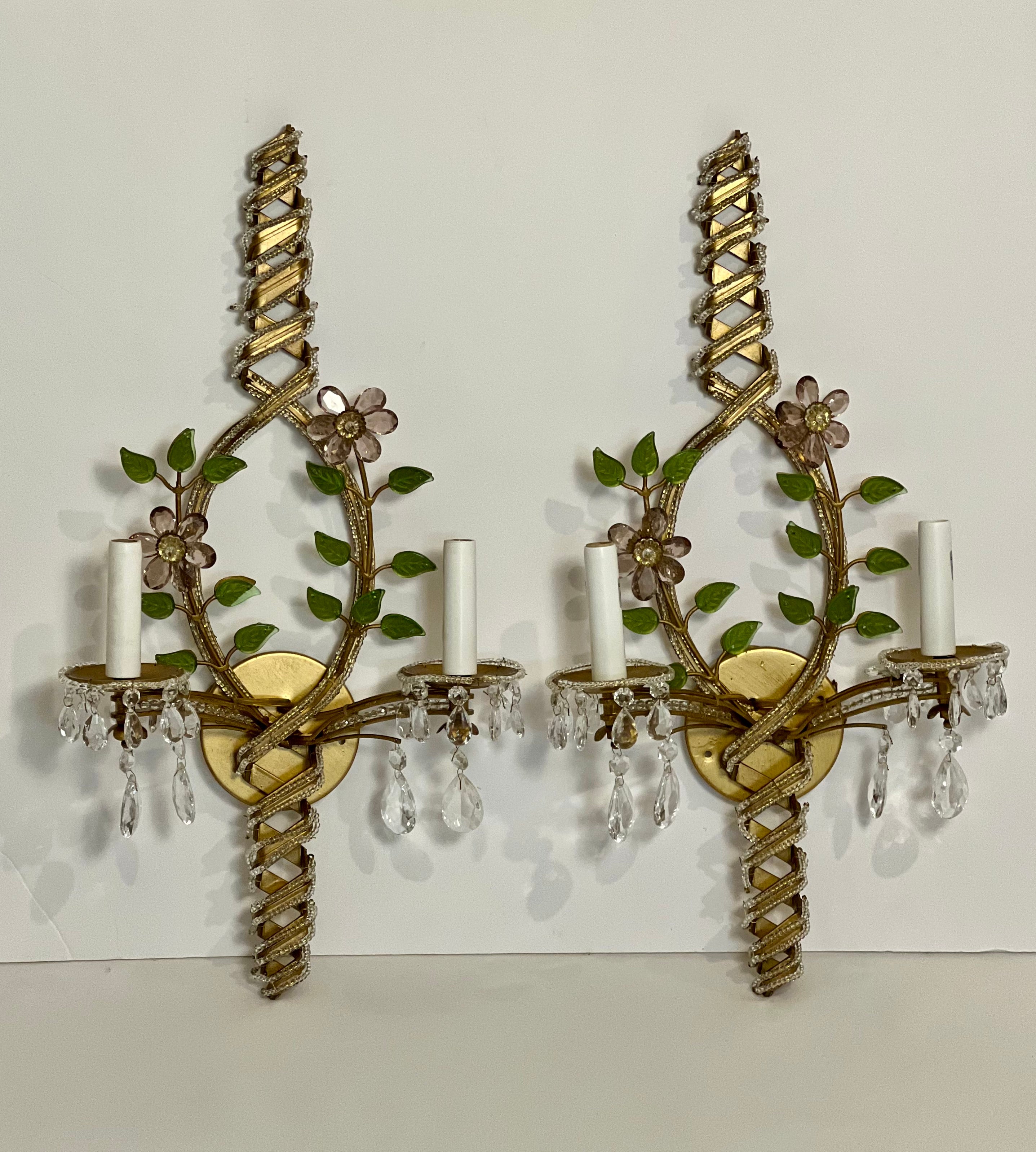 Paire d'appliques italiennes en fer avec fleurs et perles de cristal en vente