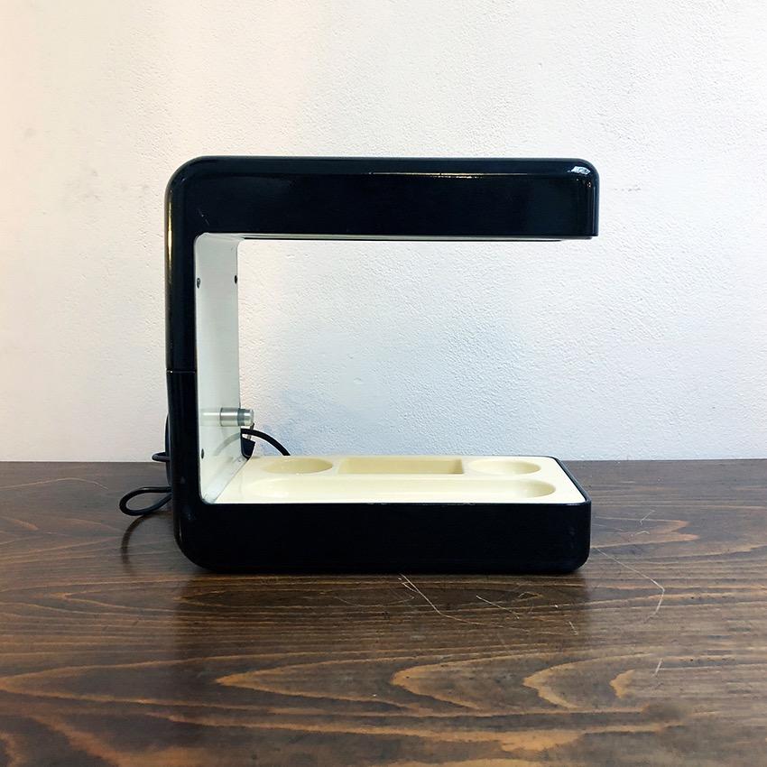 Italian Isos metal and ABS table lamp by Giotto Stoppino for Tronconi, 1970s. This table lamp is composed of a black painted metal structure is equipped with a white ABS tray objects.