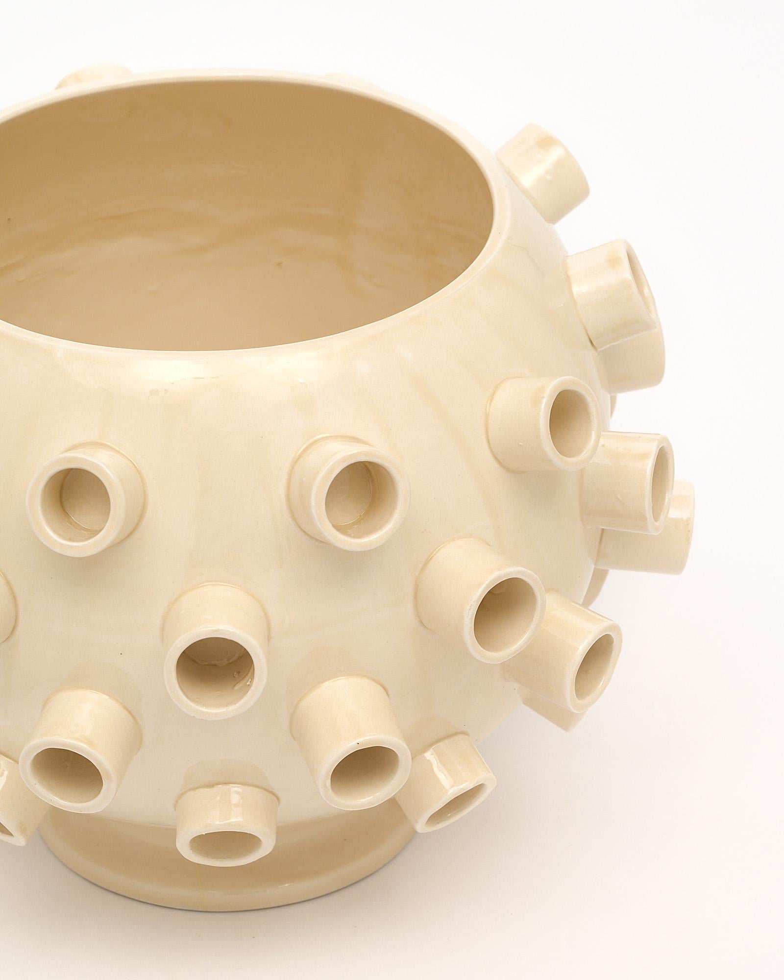 Italienisches Elfenbein-Keramik-Vasen-Paar im Angebot 1