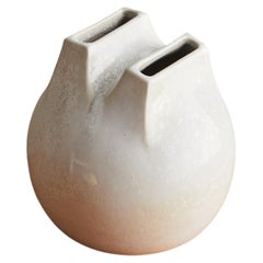 Vaso a fischietto in ceramica avorio italiana di Franco Bucci per Laboratorio Pesaro, anni '70