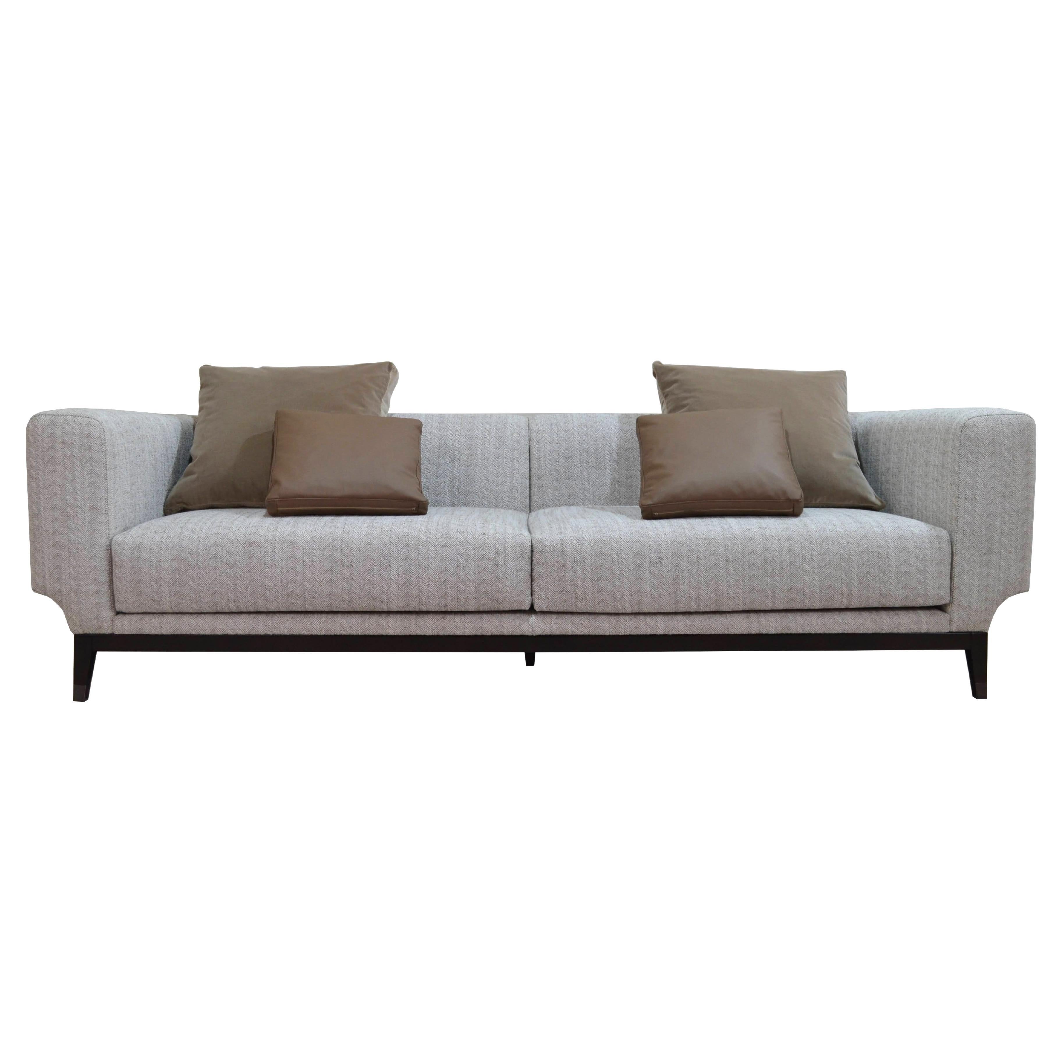 Italienisches elfenbeinfarbenes Sofa 240 mit braunem Holzsockel 