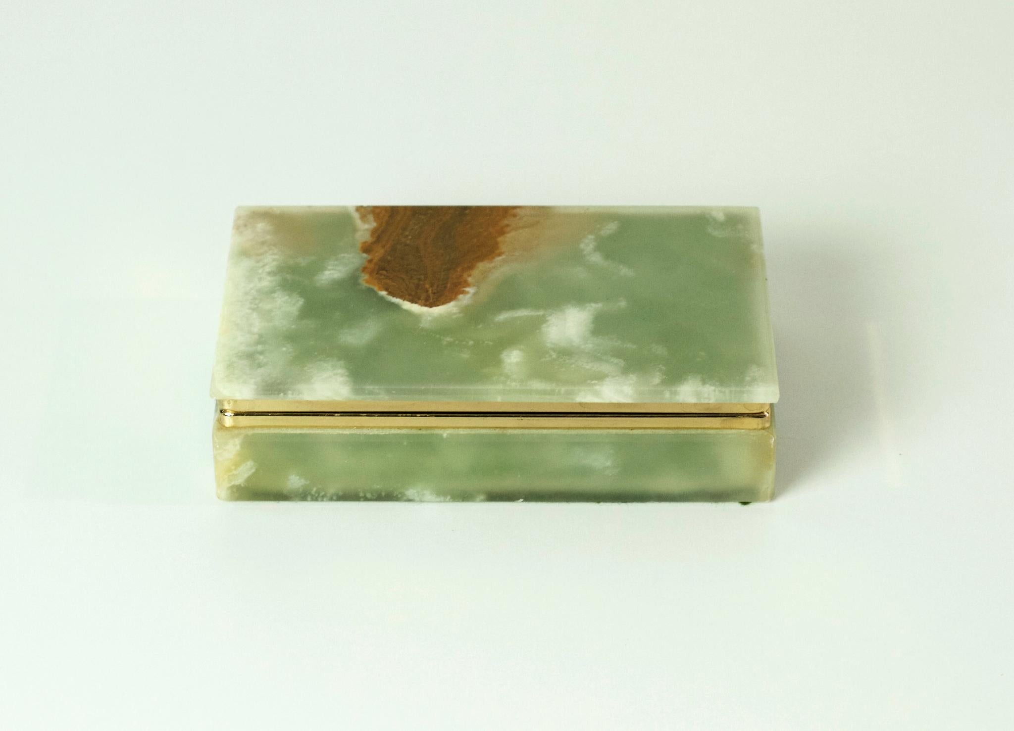 Trinket or jewelry box with a hinged lid. Made all in onyx and brass gilded in gold. The onyx has a range of all natural colors from brown to green which is seen in this piece as well. No chipping or cracks.