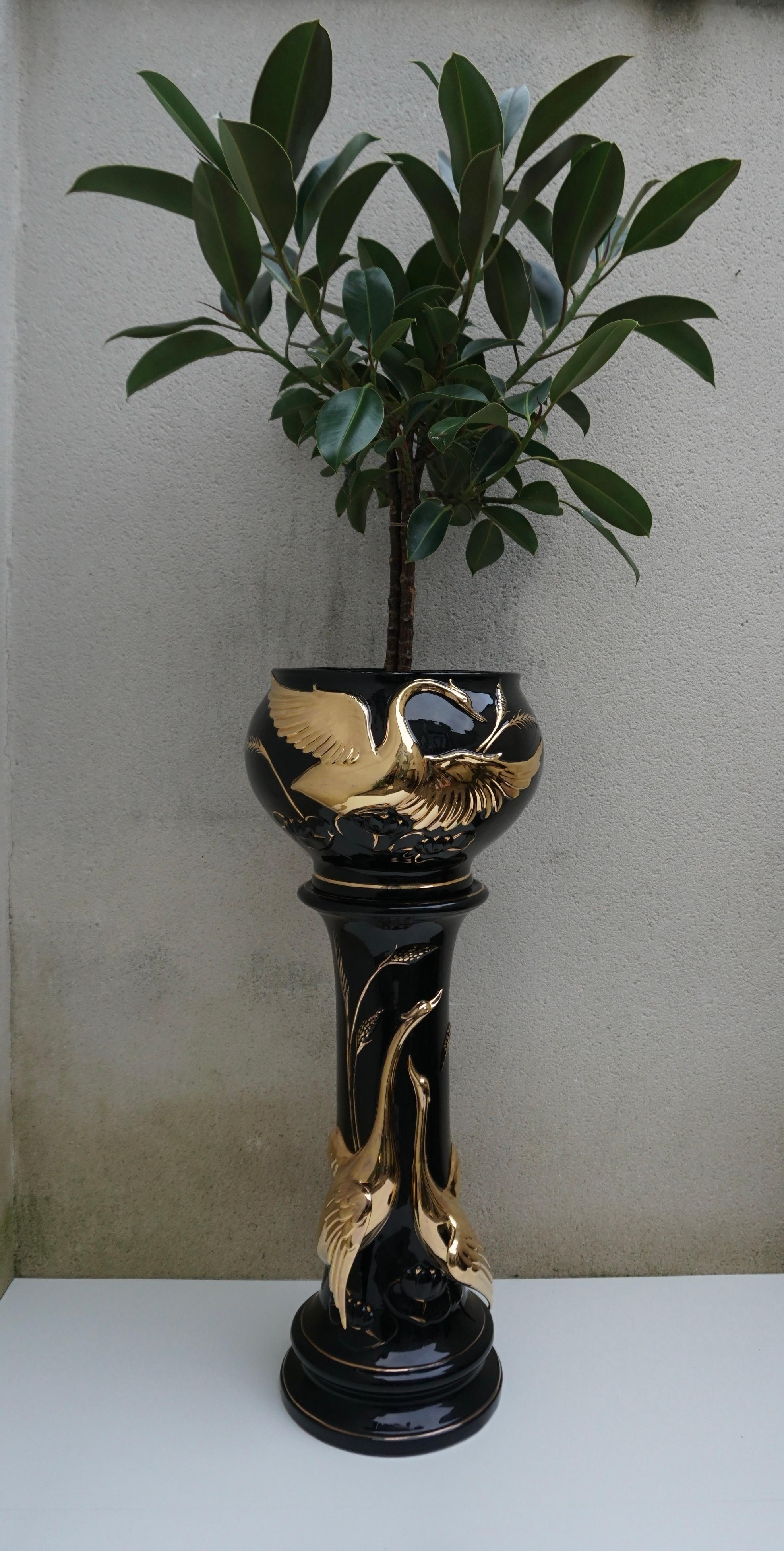Mid century Italian pedestal plant stand with jardinière and gilded swans. 
Made of plaster, 1970s.

Total height 38.5