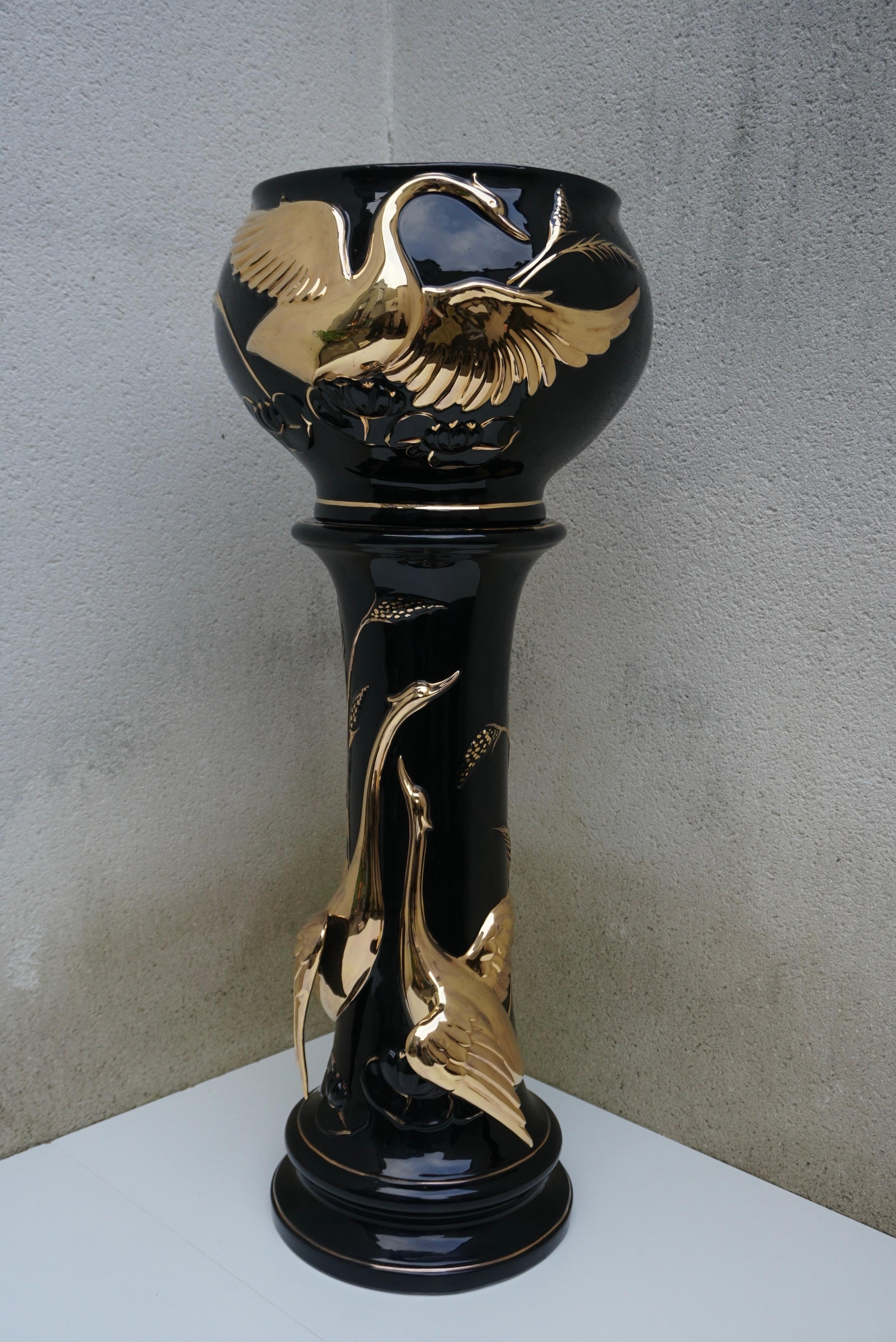 Italian Jardiniere on Pedestal with Swans In Good Condition For Sale In Antwerp, BE