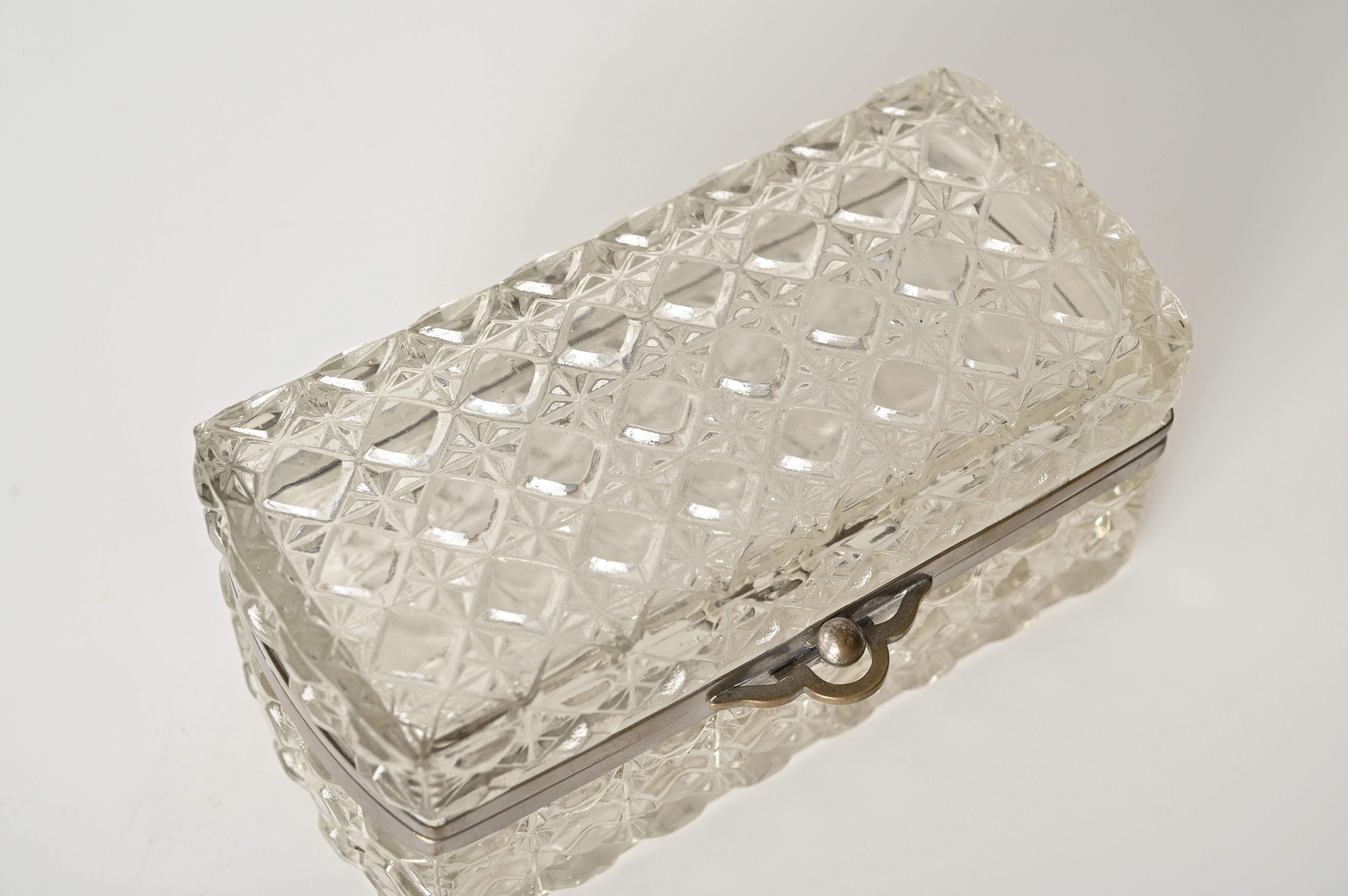 Joyero decorativo italiano de cristal tallado y metal, Italia Años 30 Facetado en venta