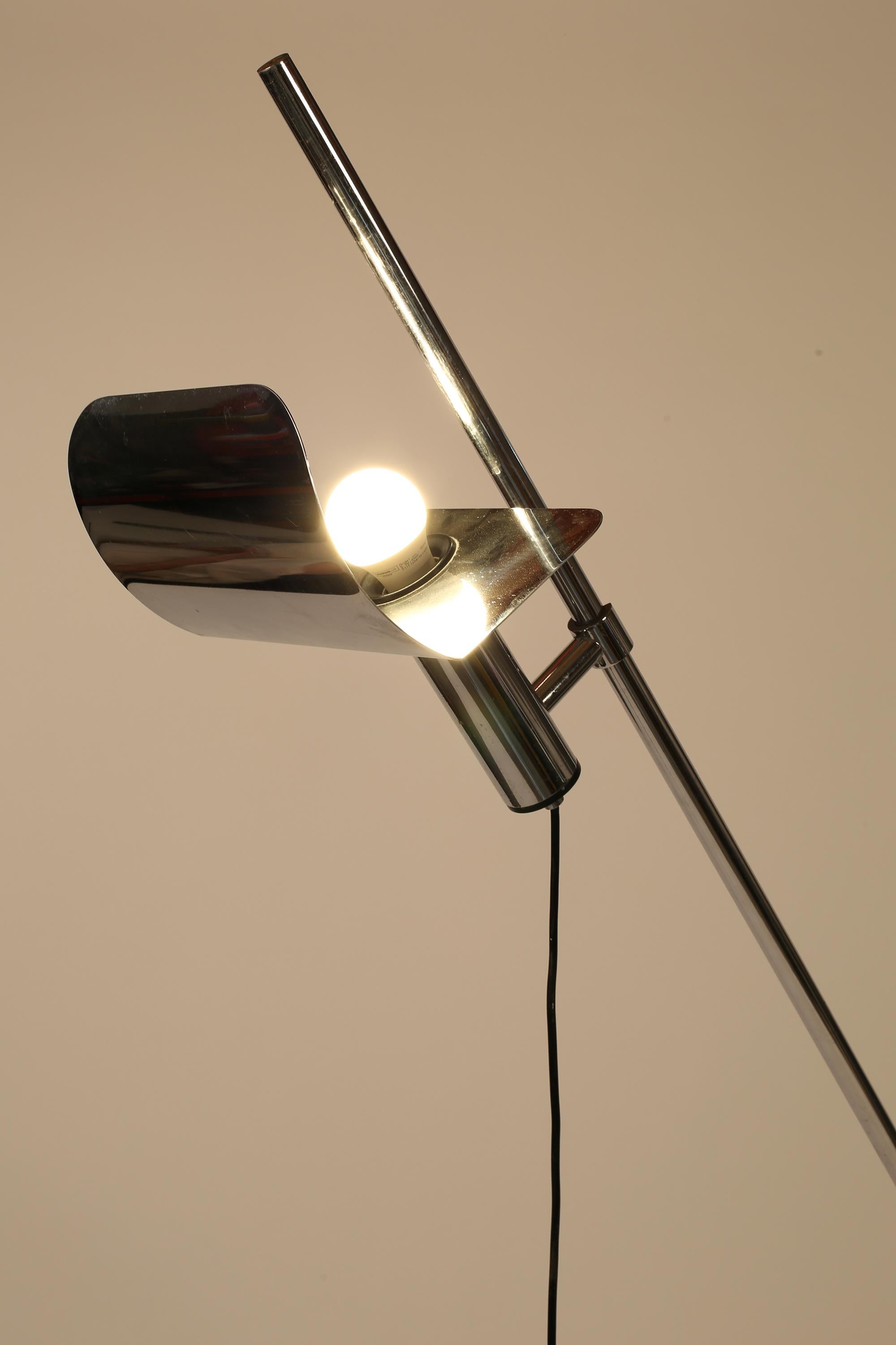 Una lampada da terra postmoderna 