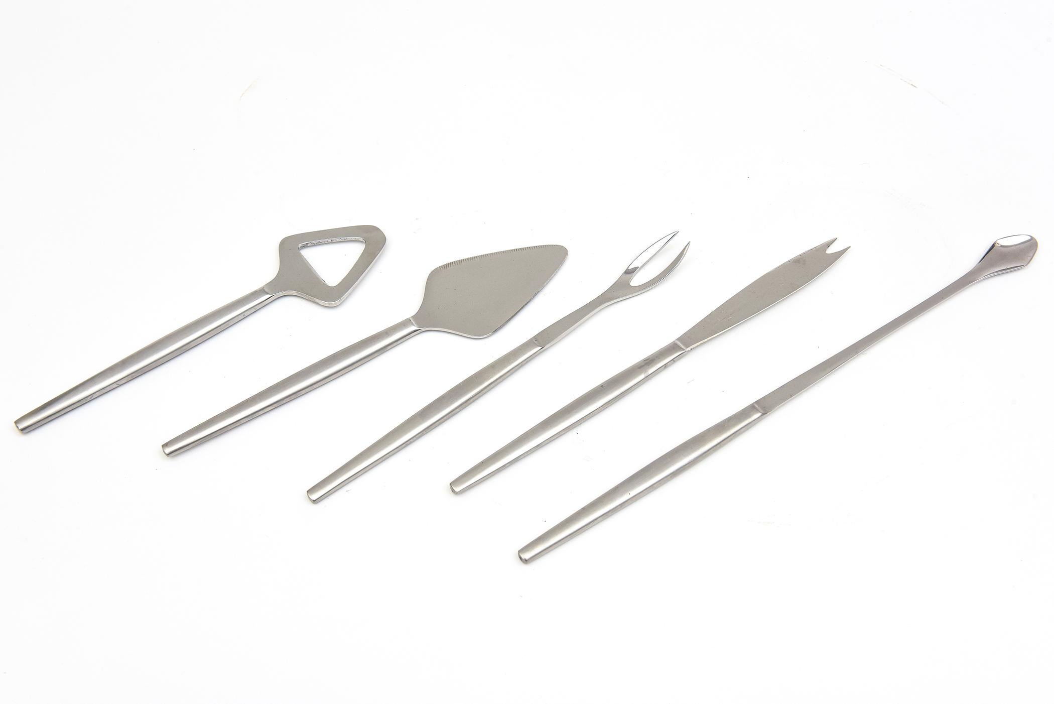 Questo set vintage di 5 pezzi in acciaio inox di utensili da bar è firmato Kalmar. È ancora nella sua scatola originale vintage degli anni '60. All'interno c'è un biglietto con la scritta Kalmar 5 piece Bar Set che descrive e dice che si tratta di