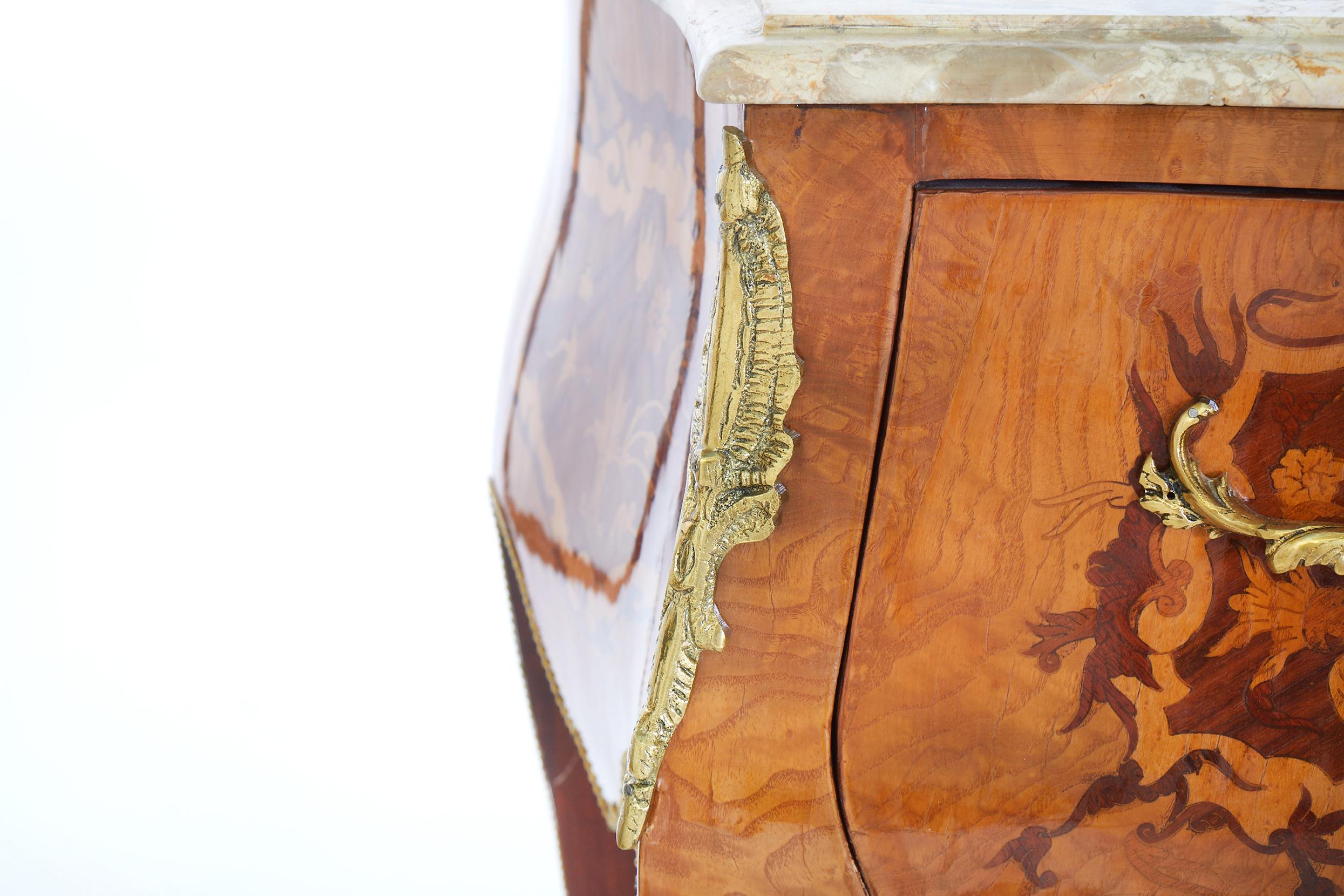 Beautiful mid 20th century marble-top single pull front drawer bombe commode. The commode is in great condition with minor wear appropriate to age / use. The commode is made from kingwood and features exquisite floral marquetry decoration and gilt
