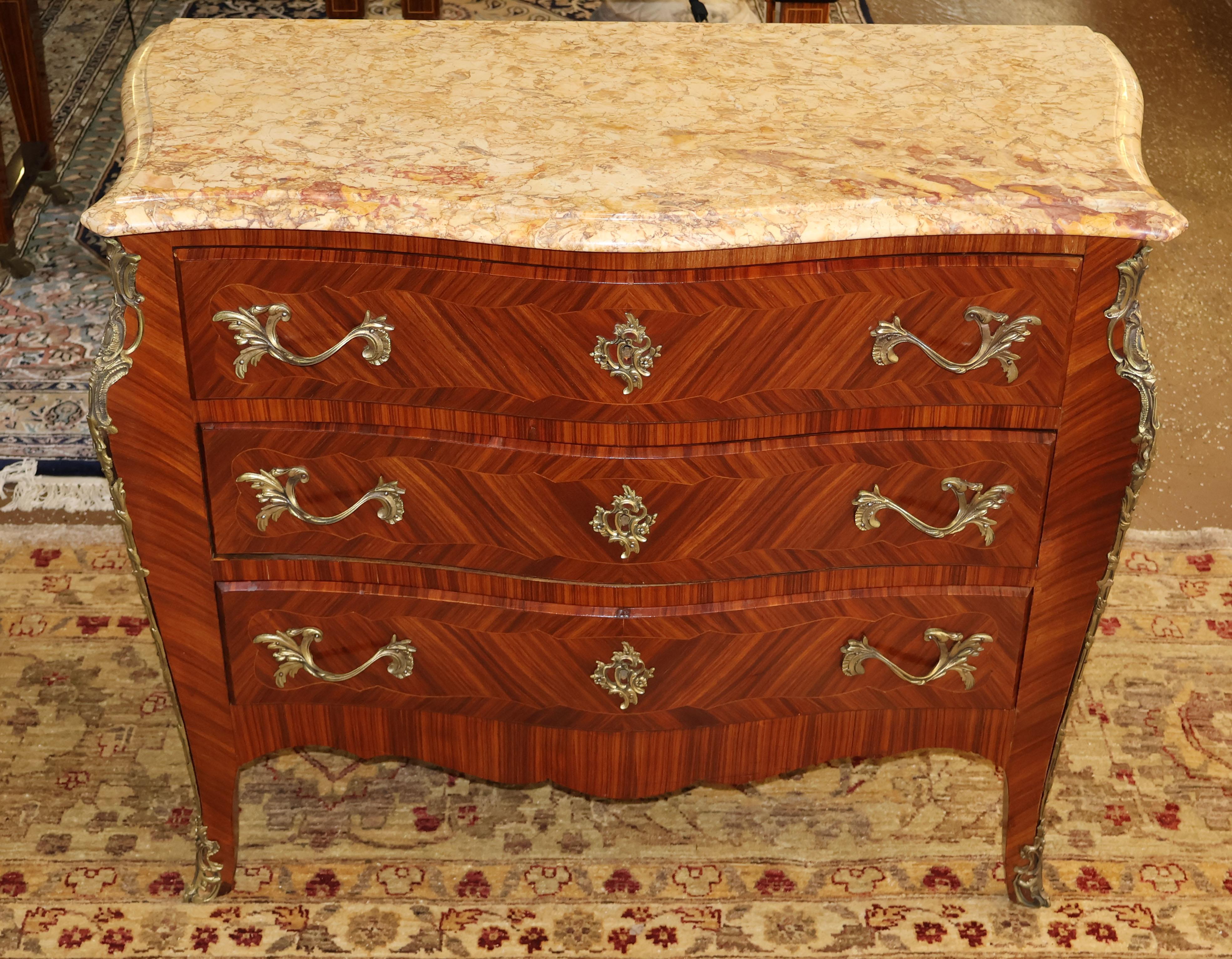 ​Italian Kingwood Marble Top Bronze Mounted Dresser Commode Chest of Drawers

Dimensions : 40
