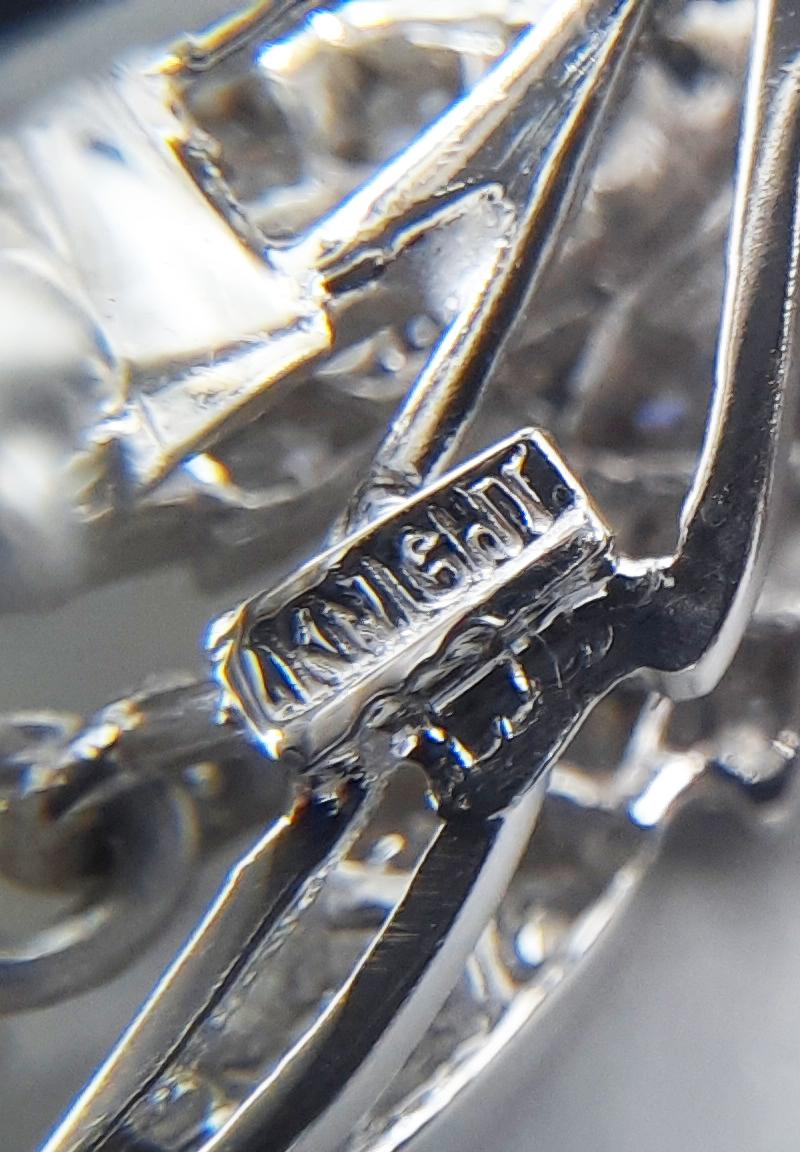 Importantes boucles d'oreilles italiennes signées Knight (vers 1990), diamant taille brillant de 4,59 carats (couleur G-H, pureté VS1), or blanc 18 carats (27,30 grammes). Chevalier signé 274 NA. Longueur : 70,38 millimètres.
Knight était l'une des