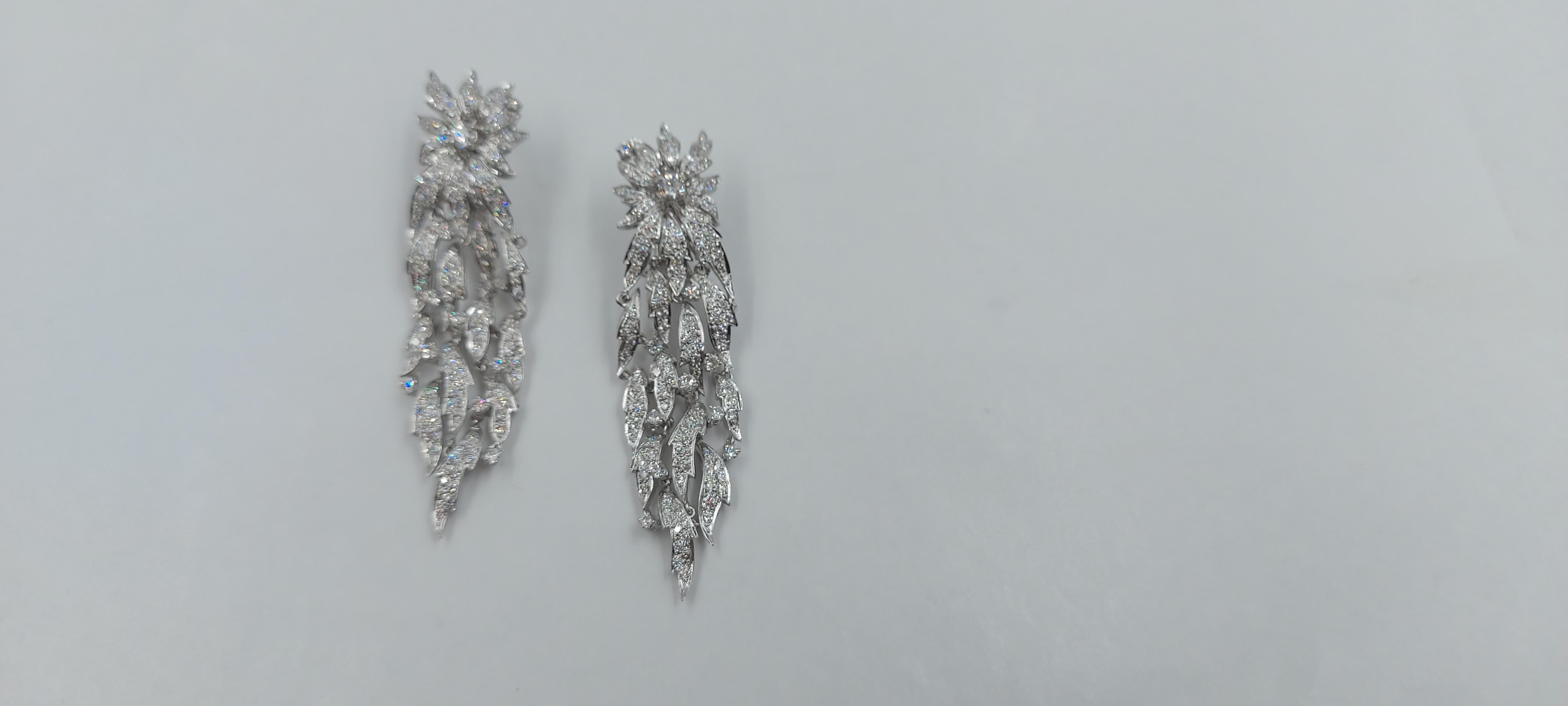 Taille brillant Boucles d'oreilles chevaliers italiens en or blanc 18 carats avec diamants taille brillant de 4,59 carats en vente