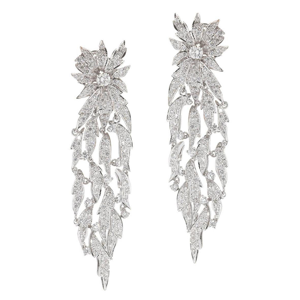 Boucles d'oreilles chevaliers italiens en or blanc 18 carats avec diamants taille brillant de 4,59 carats