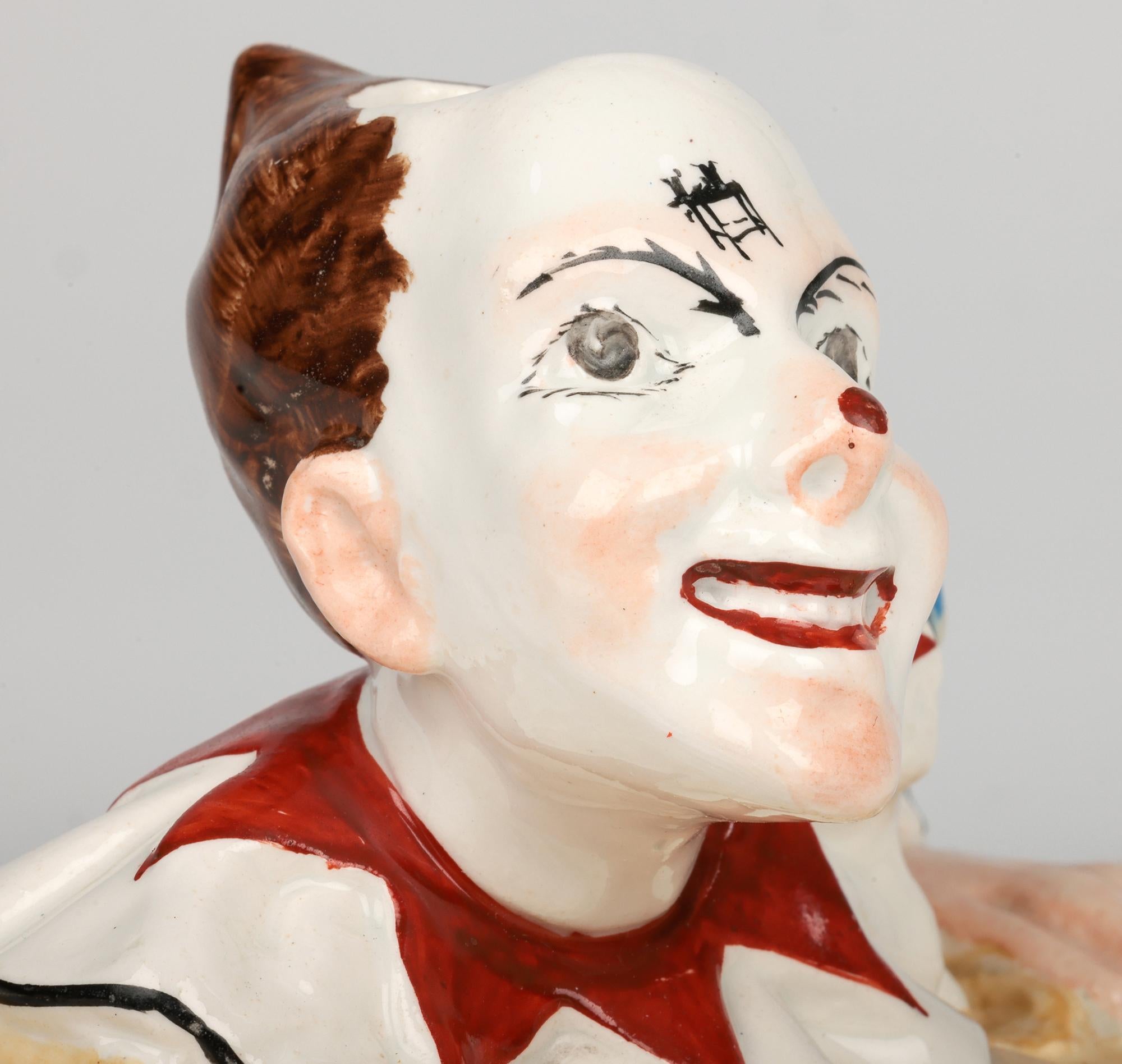 Rare bâton de chambre en céramique italienne Art déco représentant un clown et intitulé CIRCO ZAEO par La Societa Ceramica Richard Ginori, datant vraisemblablement d'environ 1920. Il s'agit peut-être de l'œuvre du célèbre artiste et designer italien