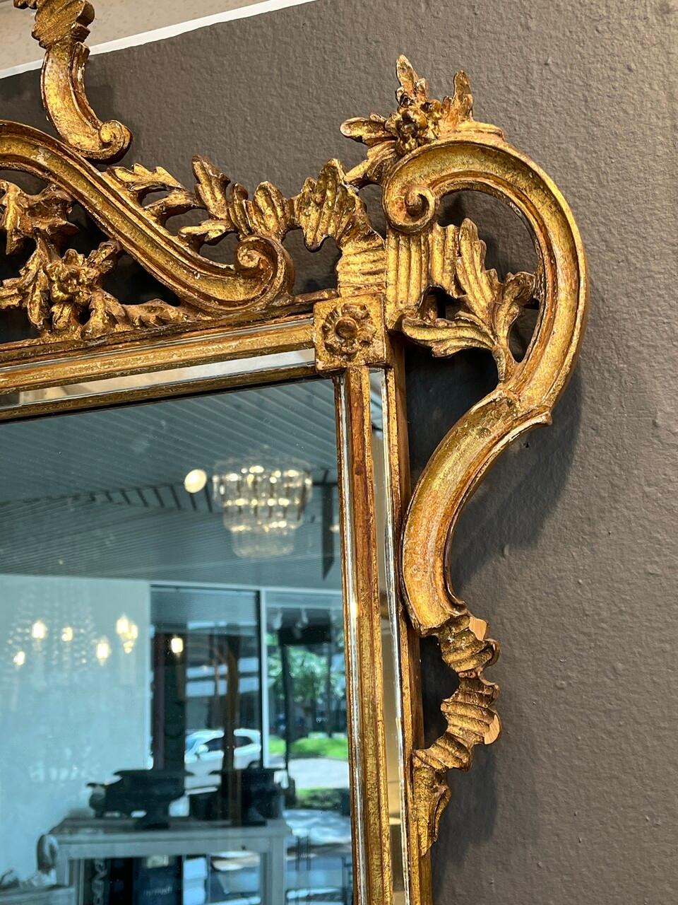 Rococo Miroir rococo italien en bois doré de Labarge en vente