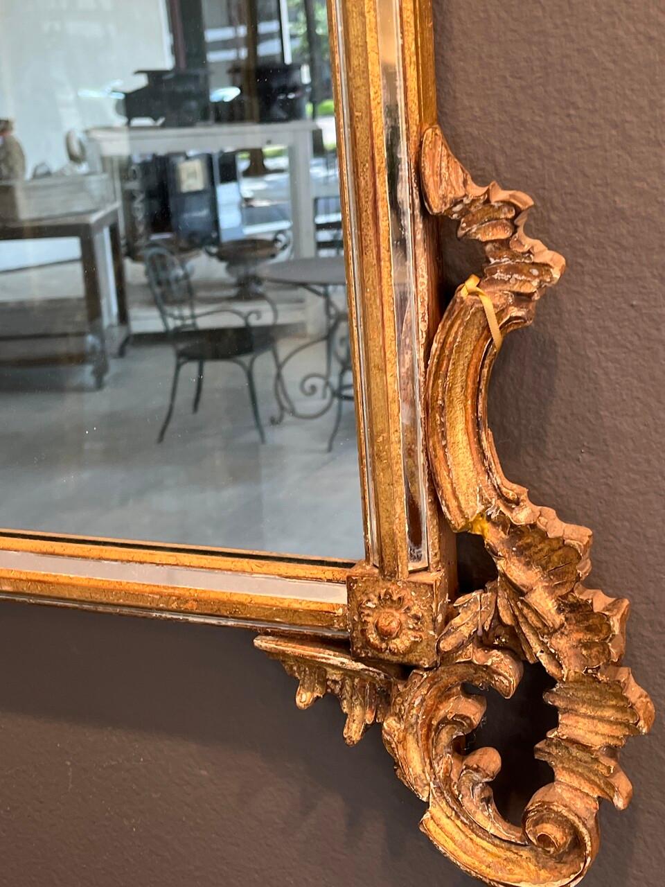Sculpté Miroir rococo italien en bois doré de Labarge en vente