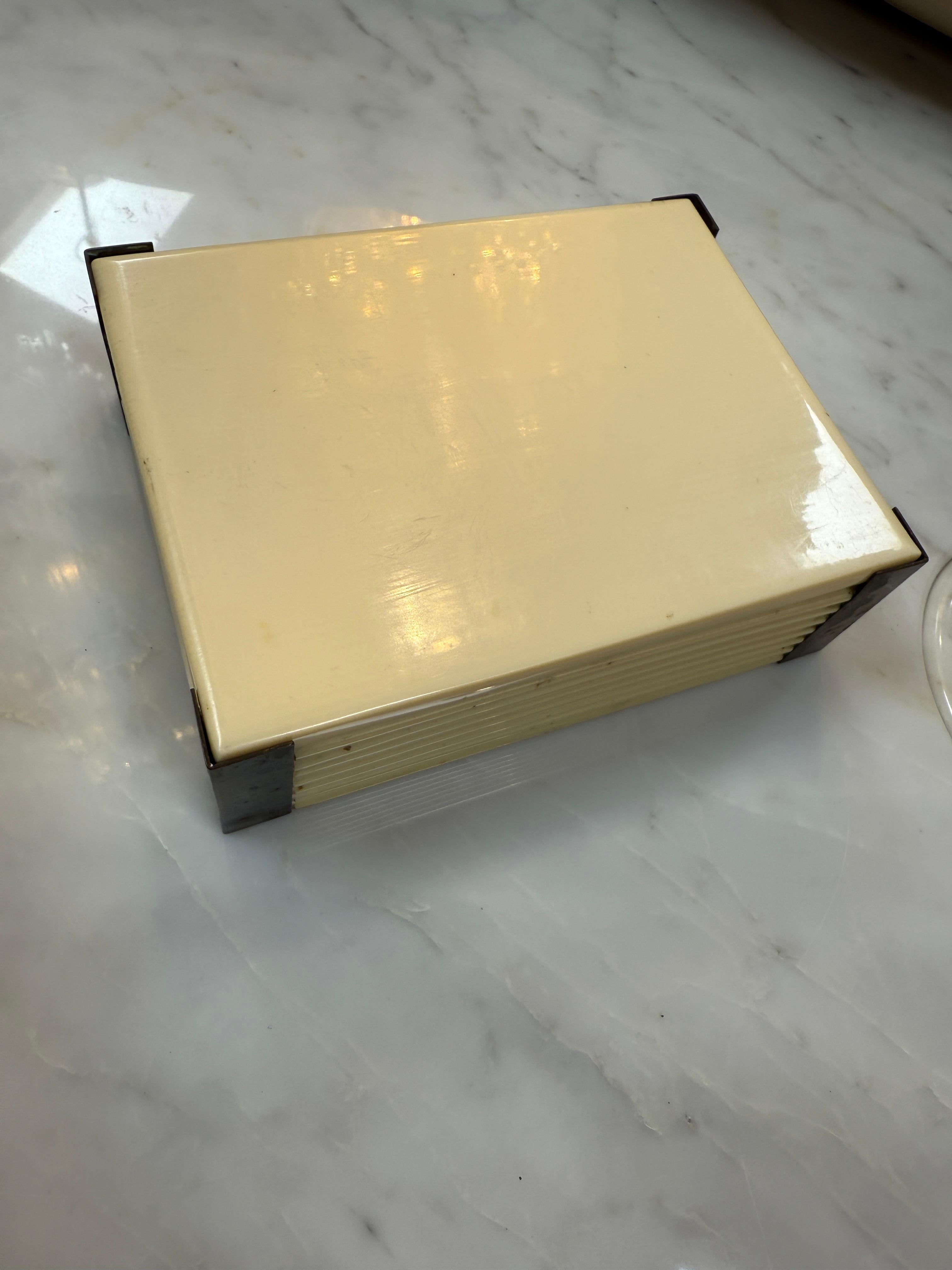 Laqué Boîte italienne en laiton et laqué, 1970 en vente