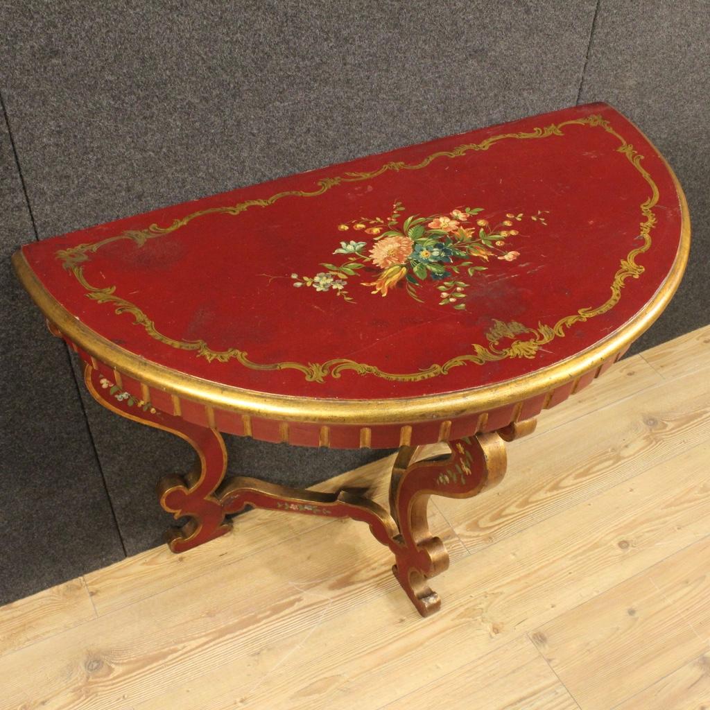 Console a crescent moon of the 20th century. Italian furniture in carved wood,
lacquered and pleasantly painted with floral decorations of beautiful decoration. Upper floor in character of excellent measure and service, also lacquered and painted.
