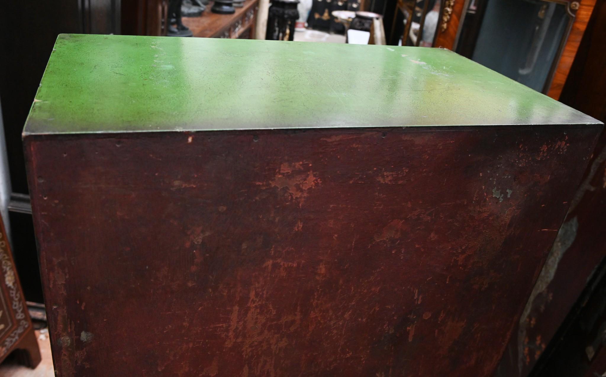 You are viewing a gorgeous Italian lacquered cabinet on stand
We date this to circa 1900 and it's very on trend for your interior scheme
Stands on an elegantly carved gilt base with a green plaque to the centre
Over the green laquer are various hand