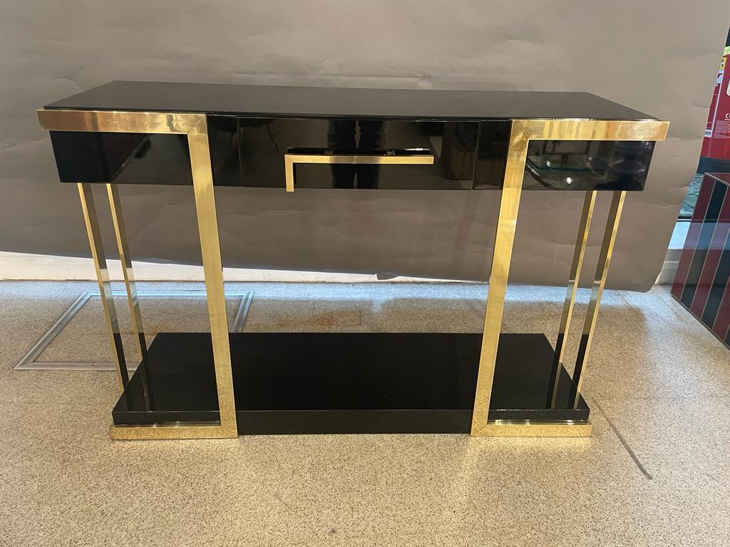 Konsolentische mit italienischem Design aus lackiertem Holz, montiert auf einem Messingrahmen, mit einer Schublade mit Messinggriff.