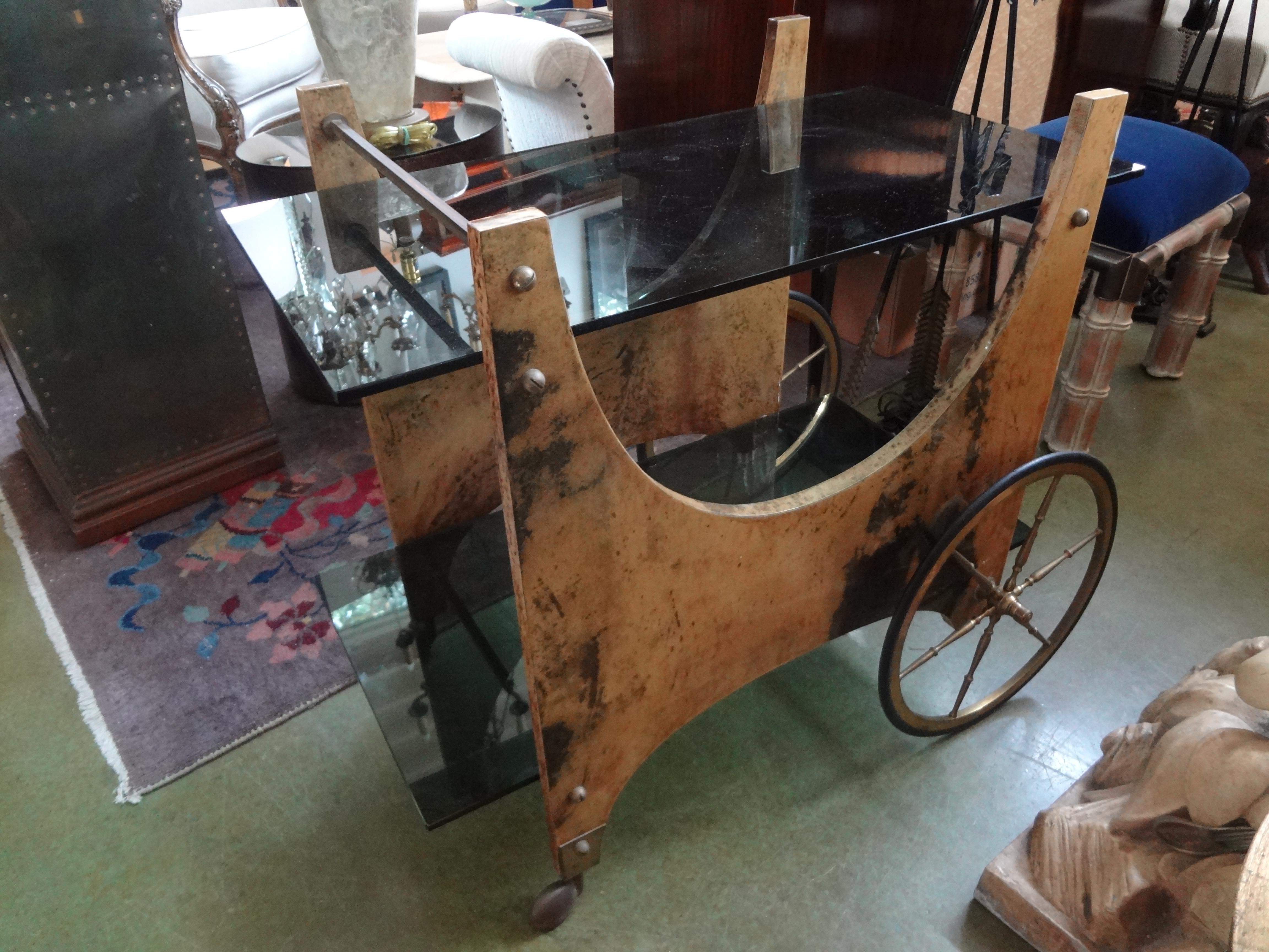 Chariot de bar ou chariot de service en peau de chèvre laquée italienne par Aldo Tura en vente 3
